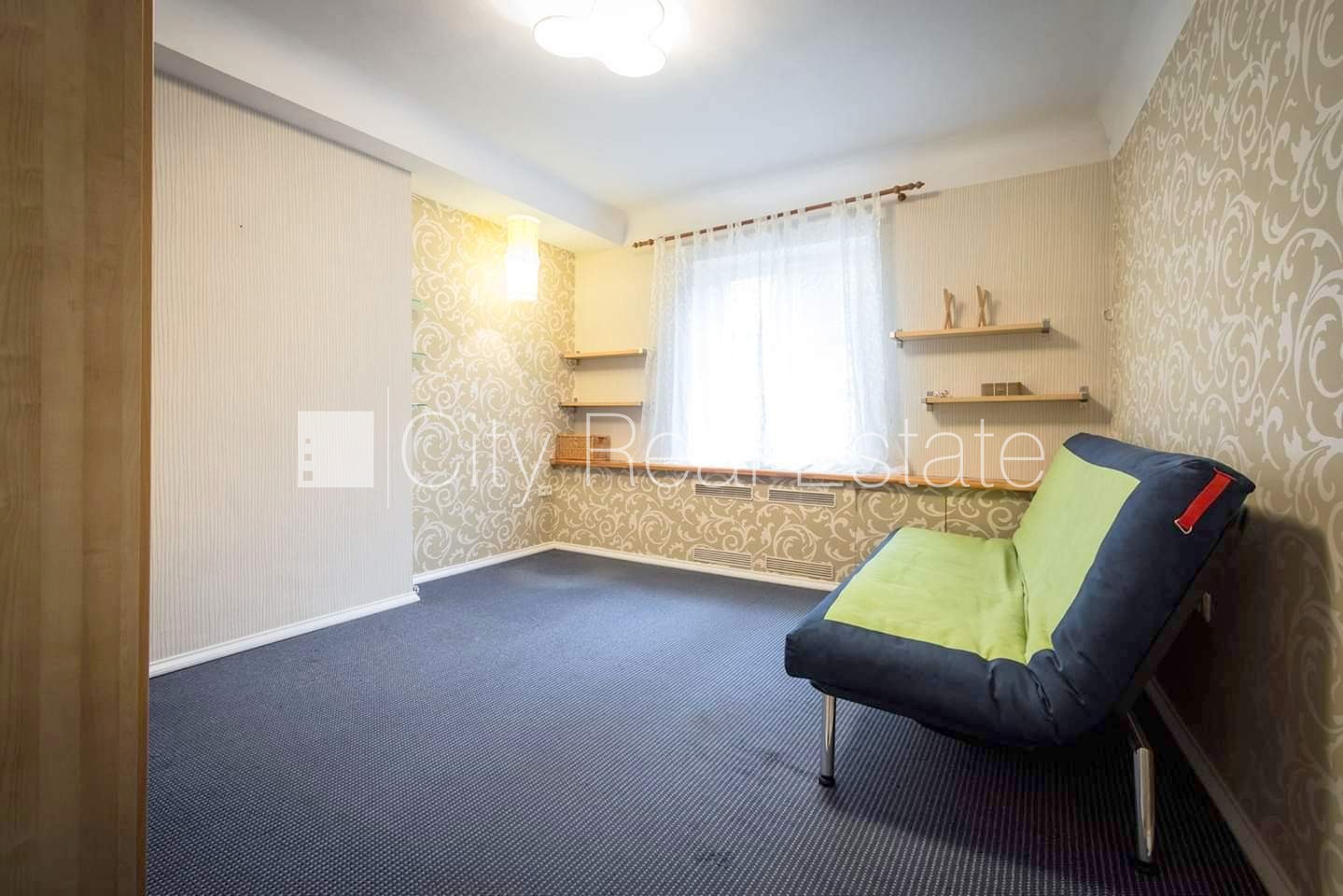 Sludinājumi. Fasādes māja, ieeja no ielas, kāpņu telpa pēc kosmētiskā remonta, logi vērsti mājas abās pusēs, Cena: 900 EUR/mēn Foto #14