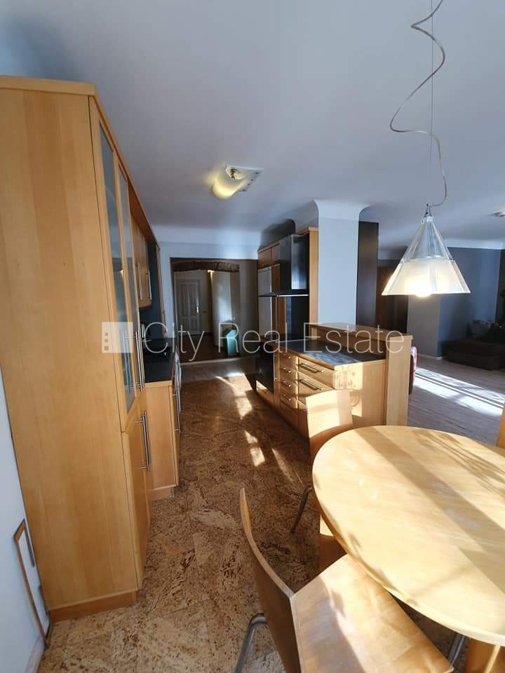 Sludinājumi. Fasādes māja, ieeja no ielas, kāpņu telpa pēc kosmētiskā remonta, logi vērsti mājas abās pusēs, Cena: 900 EUR/mēn Foto #8