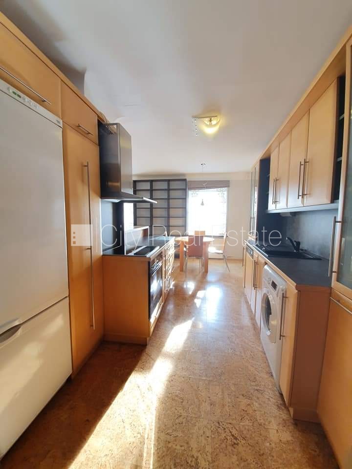 Sludinājumi. Fasādes māja, ieeja no ielas, kāpņu telpa pēc kosmētiskā remonta, logi vērsti mājas abās pusēs, Cena: 900 EUR/mēn Foto #5