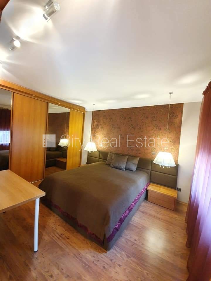 Sludinājumi. Fasādes māja, ieeja no ielas, kāpņu telpa pēc kosmētiskā remonta, logi vērsti mājas abās pusēs, Cena: 900 EUR/mēn Foto #11