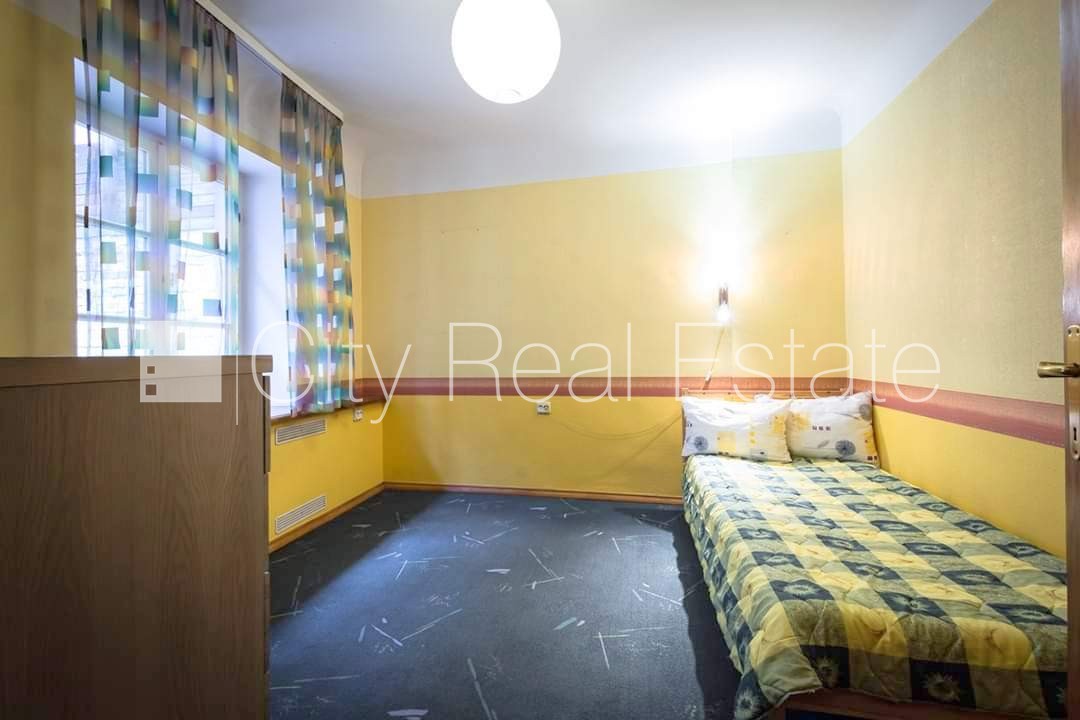 Sludinājumi. Fasādes māja, ieeja no ielas, kāpņu telpa pēc kosmētiskā remonta, logi vērsti mājas abās pusēs, Cena: 900 EUR/mēn Foto #16