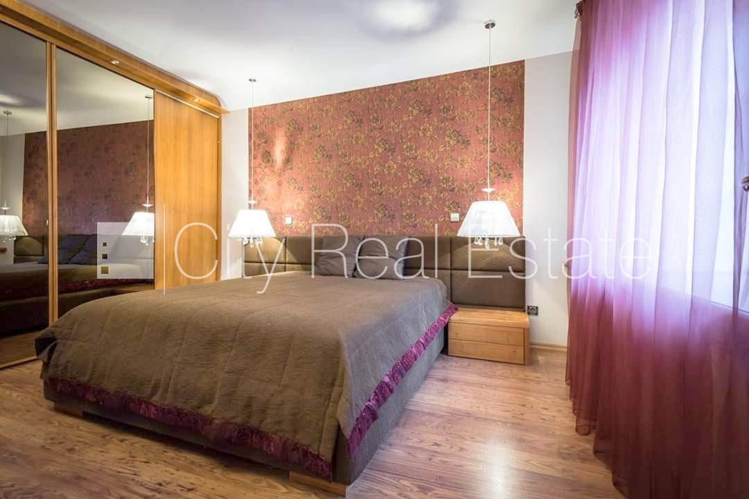 Sludinājumi. Fasādes māja, ieeja no ielas, kāpņu telpa pēc kosmētiskā remonta, logi vērsti mājas abās pusēs, Cena: 900 EUR/mēn Foto #10