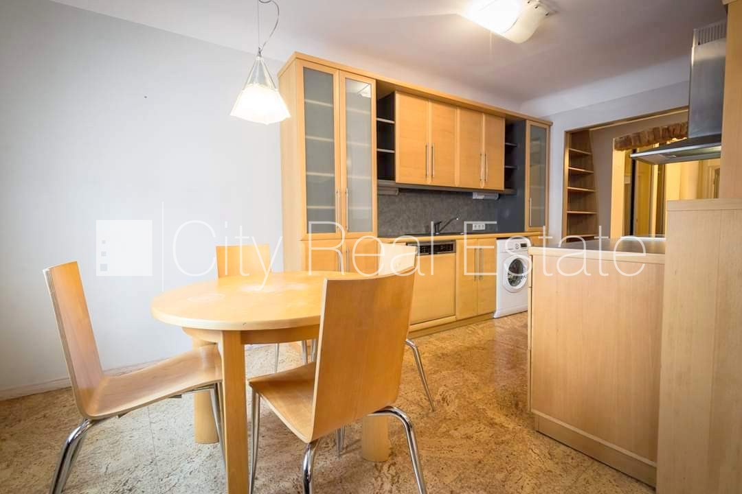 Sludinājumi. Fasādes māja, ieeja no ielas, kāpņu telpa pēc kosmētiskā remonta, logi vērsti mājas abās pusēs, Cena: 900 EUR/mēn Foto #3