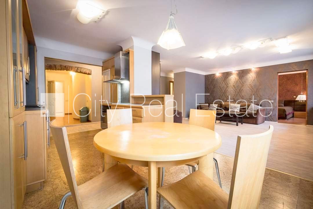 Sludinājumi. Fasādes māja, ieeja no ielas, kāpņu telpa pēc kosmētiskā remonta, logi vērsti mājas abās pusēs, Cena: 900 EUR/mēn Foto #4