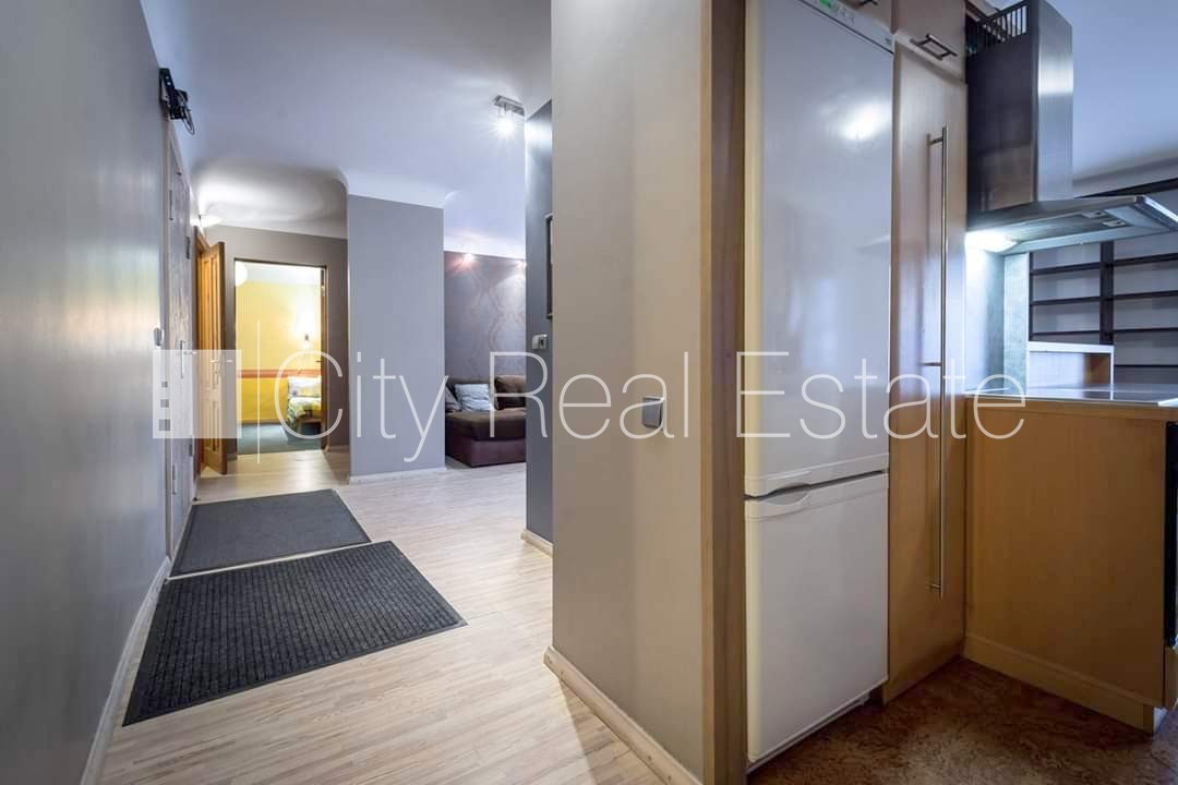 Sludinājumi. Fasādes māja, ieeja no ielas, kāpņu telpa pēc kosmētiskā remonta, logi vērsti mājas abās pusēs, Cena: 900 EUR/mēn Foto #9