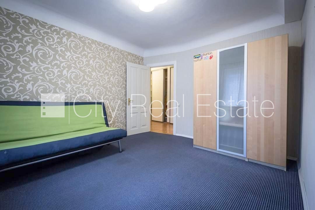 Sludinājumi. Fasādes māja, ieeja no ielas, kāpņu telpa pēc kosmētiskā remonta, logi vērsti mājas abās pusēs, Cena: 900 EUR/mēn Foto #15