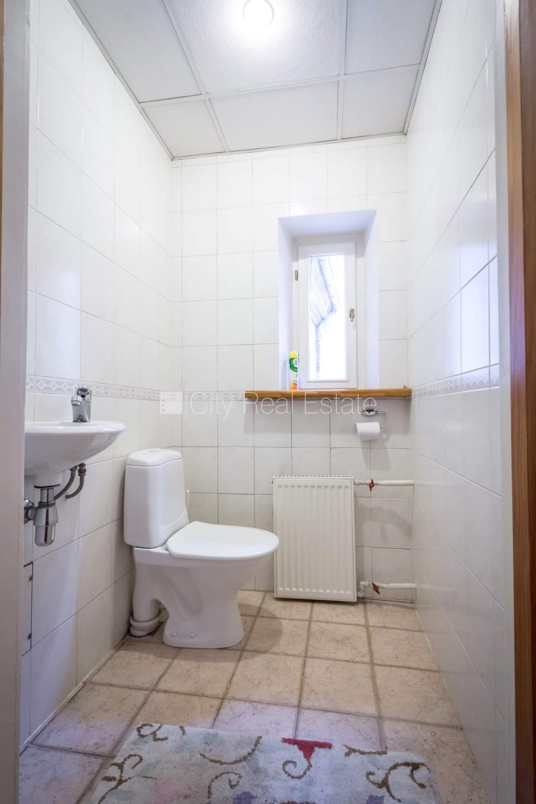 Sludinājumi. Fasādes māja, ieeja no ielas, kāpņu telpa pēc kosmētiskā remonta, logi vērsti mājas abās pusēs, Cena: 900 EUR/mēn Foto #21