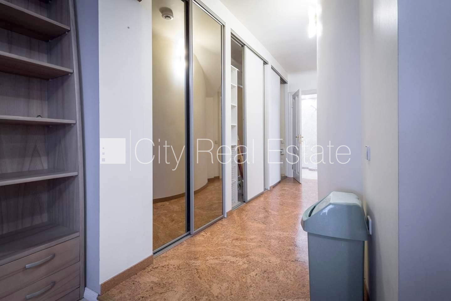 Sludinājumi. Fasādes māja, ieeja no ielas, kāpņu telpa pēc kosmētiskā remonta, logi vērsti mājas abās pusēs, Cena: 900 EUR/mēn Foto #18