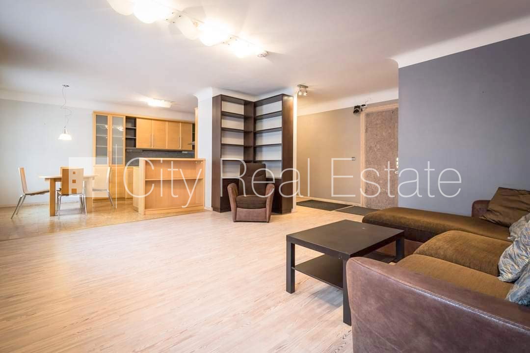 Sludinājumi. Fasādes māja, ieeja no ielas, kāpņu telpa pēc kosmētiskā remonta, logi vērsti mājas abās pusēs, Cena: 900 EUR/mēn Foto #2