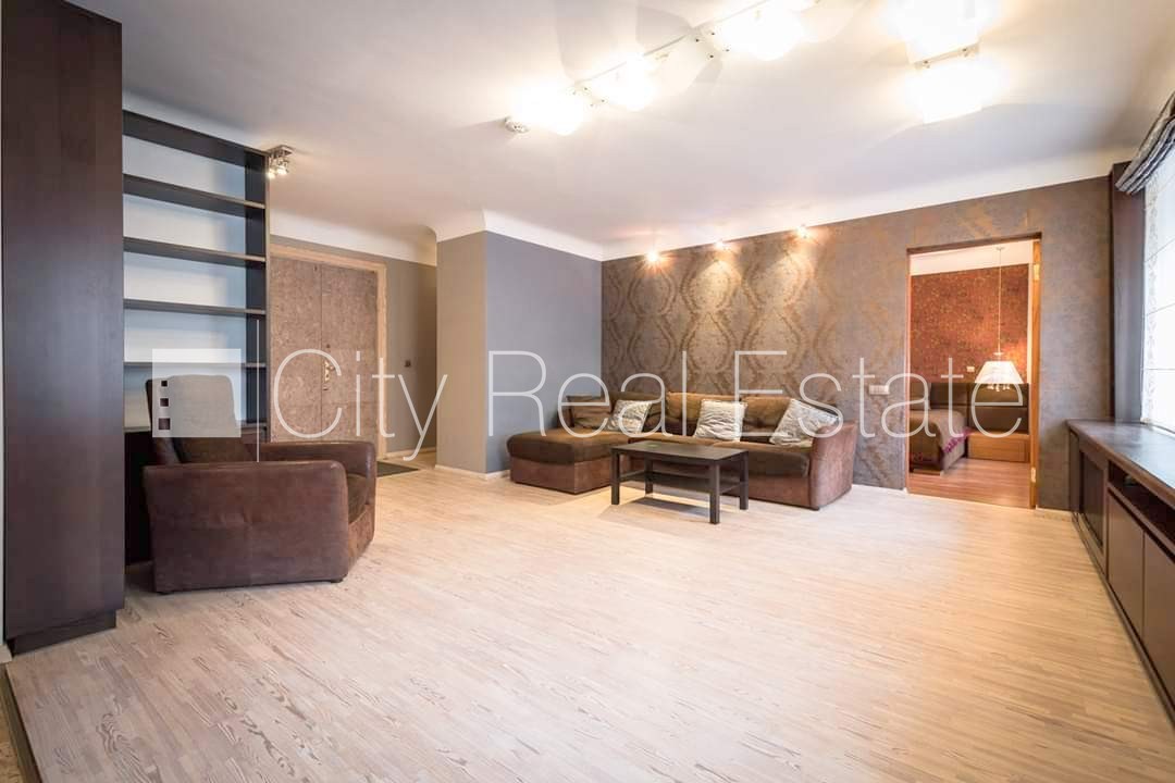 Sludinājumi. Fasādes māja, ieeja no ielas, kāpņu telpa pēc kosmētiskā remonta, logi vērsti mājas abās pusēs, Cena: 900 EUR/mēn Foto #1