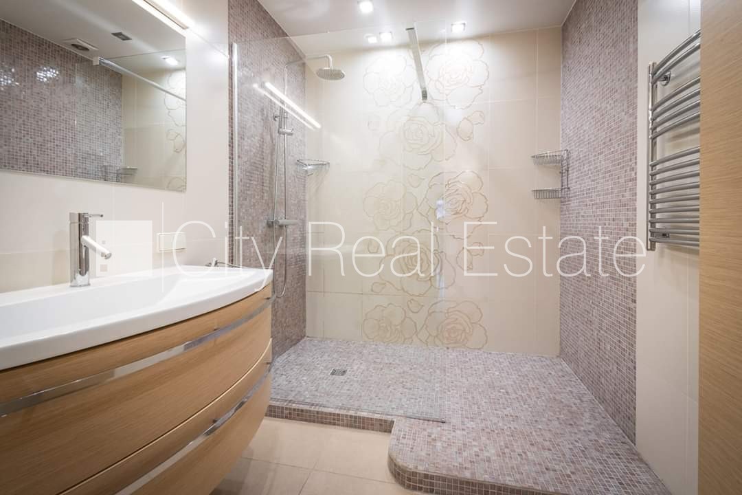 Sludinājumi. Fasādes māja, ieeja no ielas, kāpņu telpa pēc kosmētiskā remonta, logi vērsti mājas abās pusēs, Cena: 900 EUR/mēn Foto #19