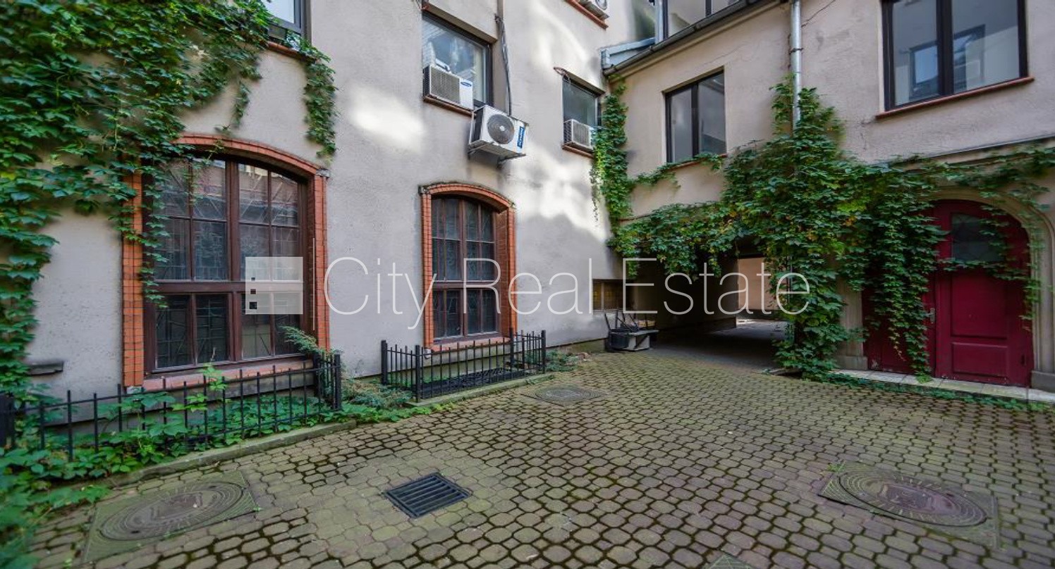 Sludinājumi. Fasādes māja, slēgts pagalms, vieta vairākām automašīnām, ieeja no ielas, ir lifts, balkons, Cena: 15840 EUR/mēn Foto #5