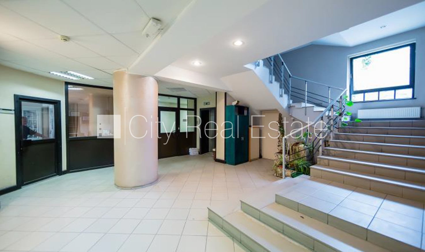 Sludinājumi. Fasādes māja, slēgts pagalms, vieta vairākām automašīnām, ieeja no ielas, ir lifts, balkons, Cena: 15840 EUR/mēn Foto #7