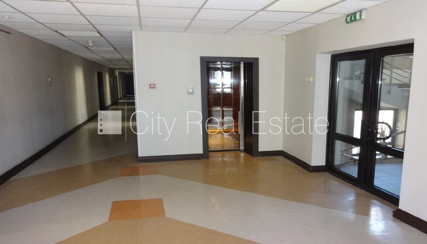 Sludinājumi. Fasādes māja, slēgts pagalms, vieta vairākām automašīnām, ieeja no ielas, ir lifts, balkons, Cena: 15840 EUR/mēn Foto #9