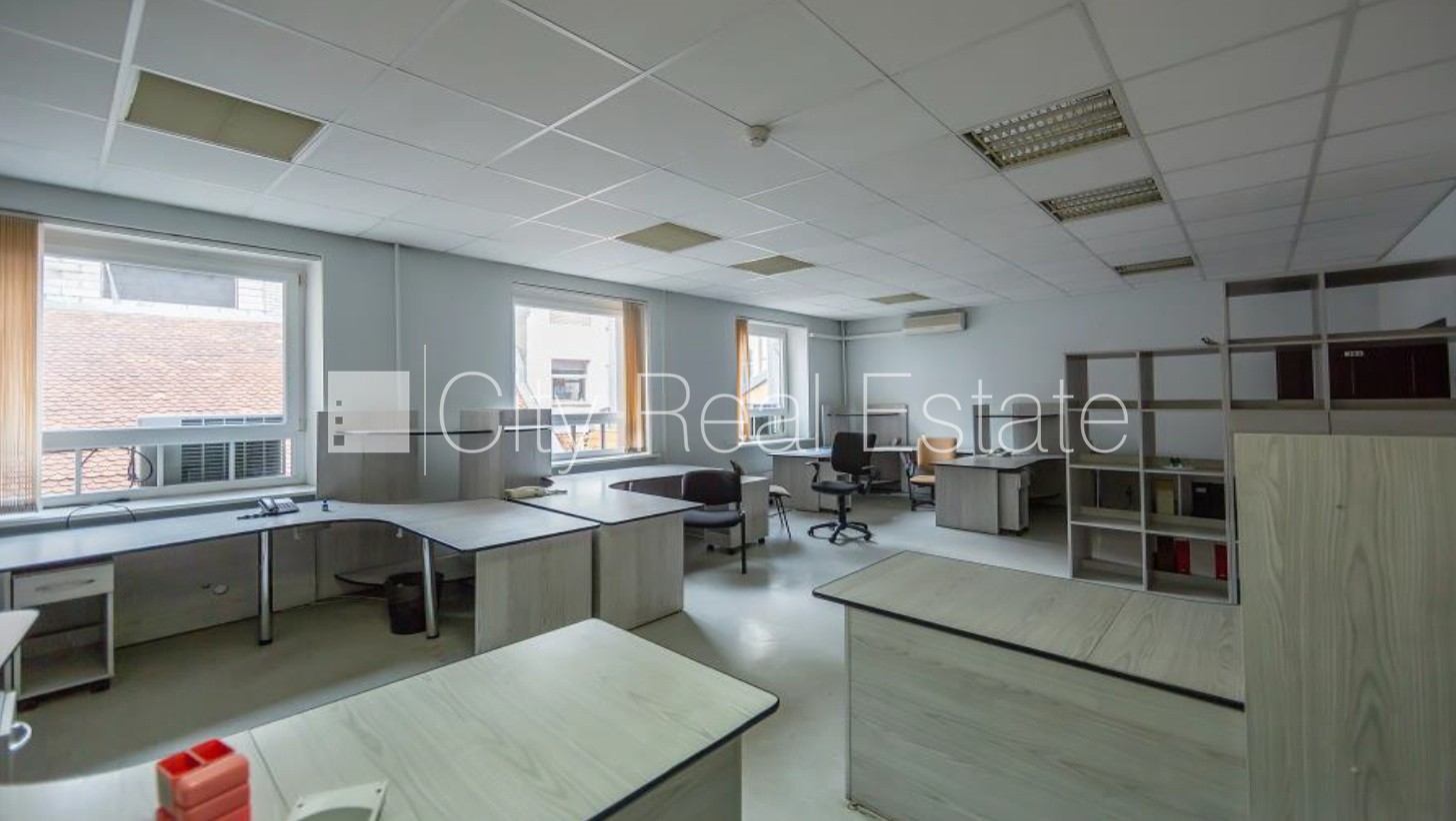 Sludinājumi. Fasādes māja, slēgts pagalms, vieta vairākām automašīnām, ieeja no ielas, ir lifts, balkons, Cena: 15840 EUR/mēn Foto #11