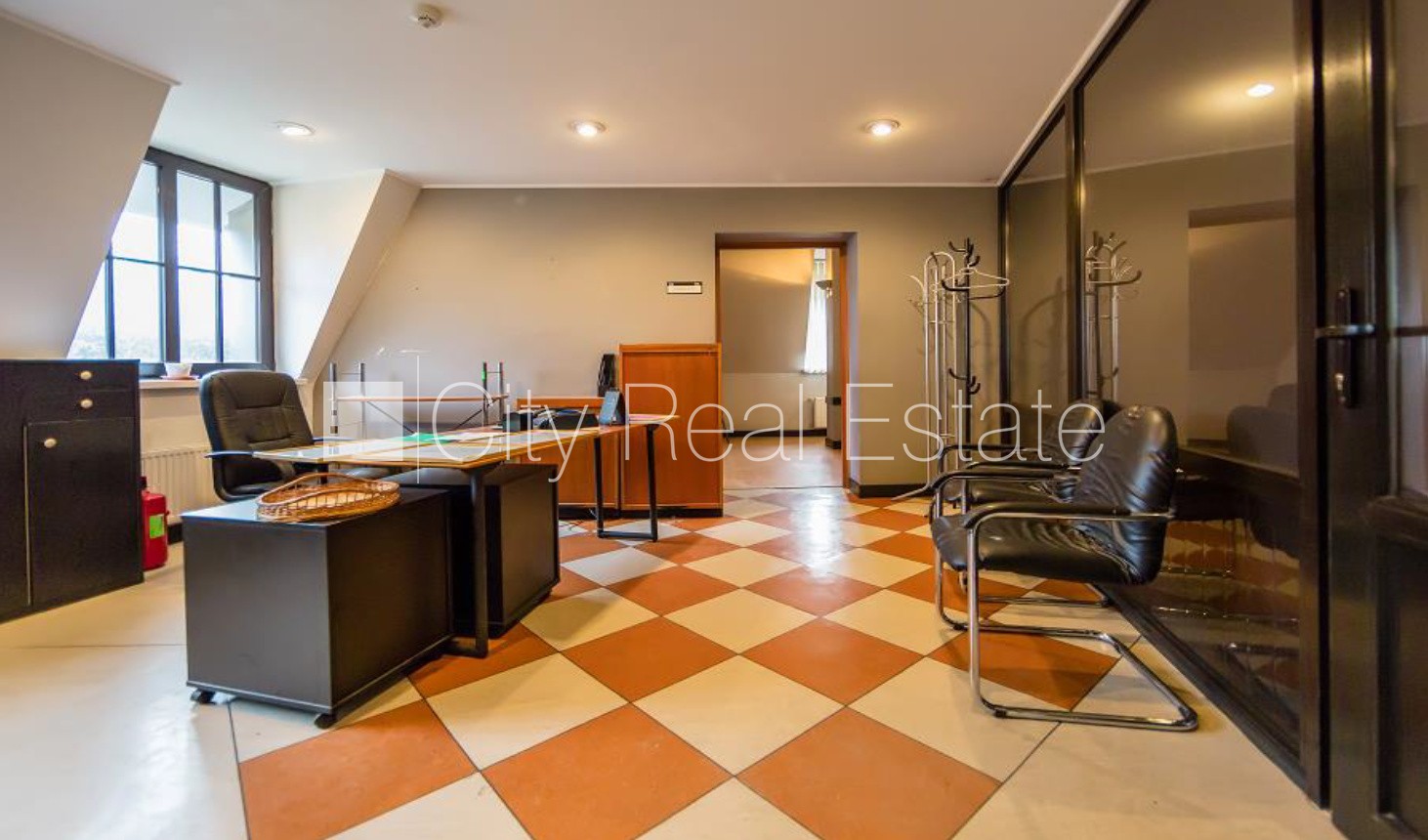 Sludinājumi. Fasādes māja, slēgts pagalms, vieta vairākām automašīnām, ieeja no ielas, ir lifts, balkons, Cena: 15840 EUR/mēn Foto #13