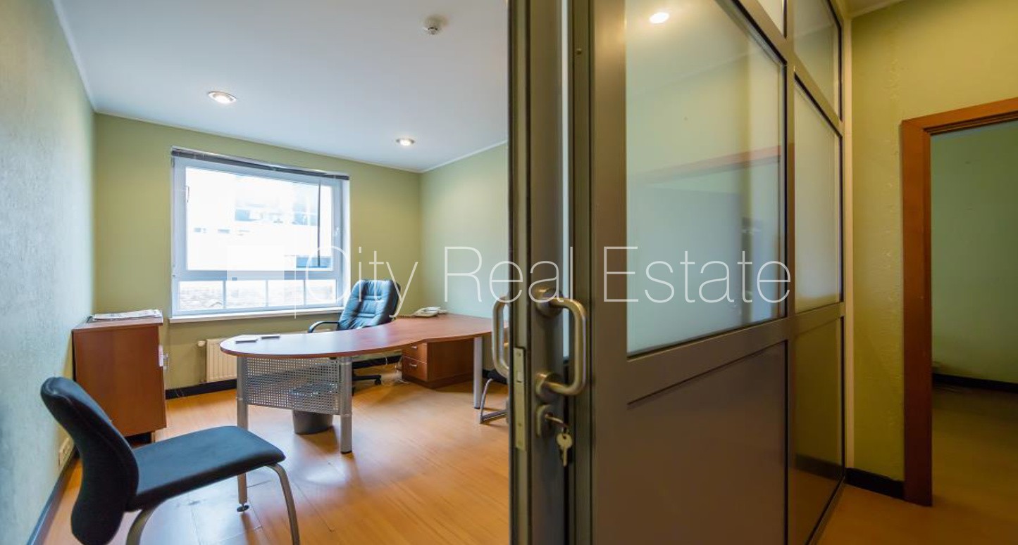 Sludinājumi. Fasādes māja, slēgts pagalms, vieta vairākām automašīnām, ieeja no ielas, ir lifts, balkons, Cena: 15840 EUR/mēn Foto #15