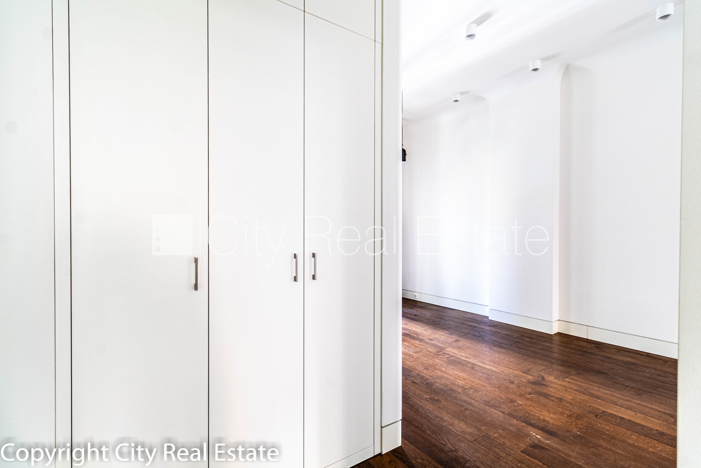 Sludinājumi. Projekts - J5, fasādes māja, renovēta māja, labiekārtots apzaļumots pagalms, bruģēts piebraucamais Cena: 226000 EUR Foto #5