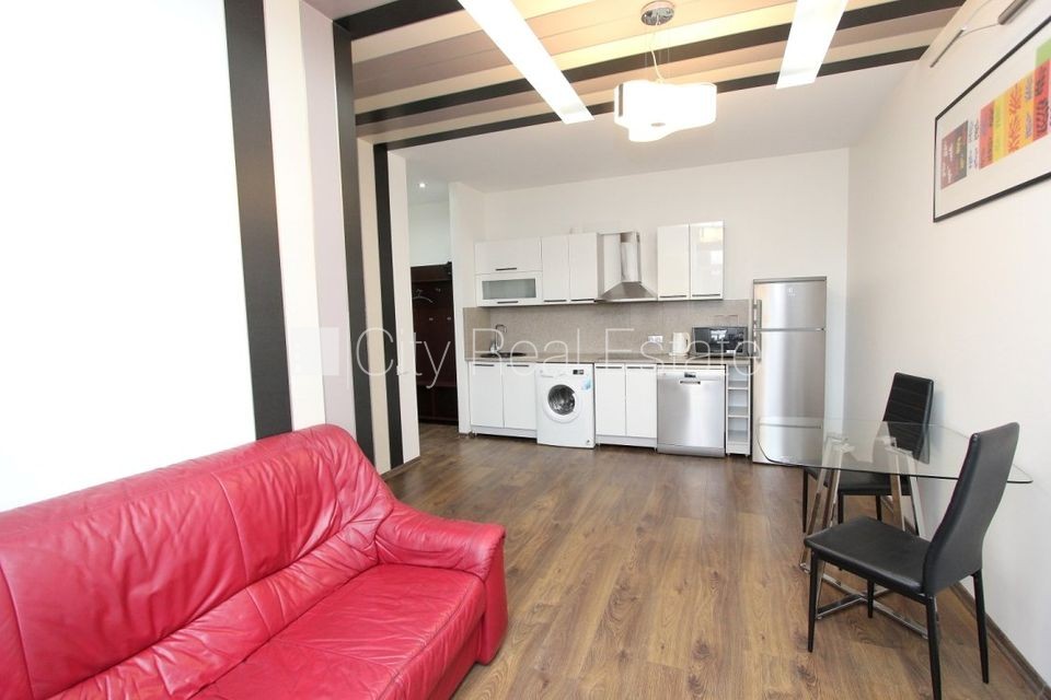 Sludinājumi. Projekts - Aleksandra Čaka 33, pagalma māja, renovēta māja, labiekārtots apzaļumots pagalms, ieeja Cena: 400 EUR/mēn Foto #1