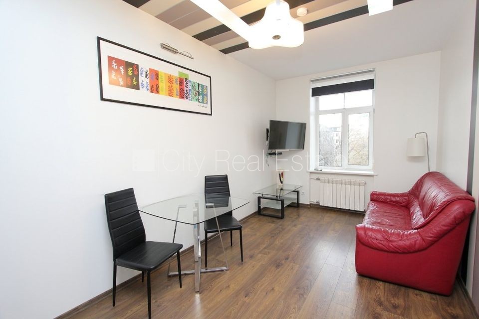 Sludinājumi. Projekts - Aleksandra Čaka 33, pagalma māja, renovēta māja, labiekārtots apzaļumots pagalms, ieeja Cena: 400 EUR/mēn Foto #4