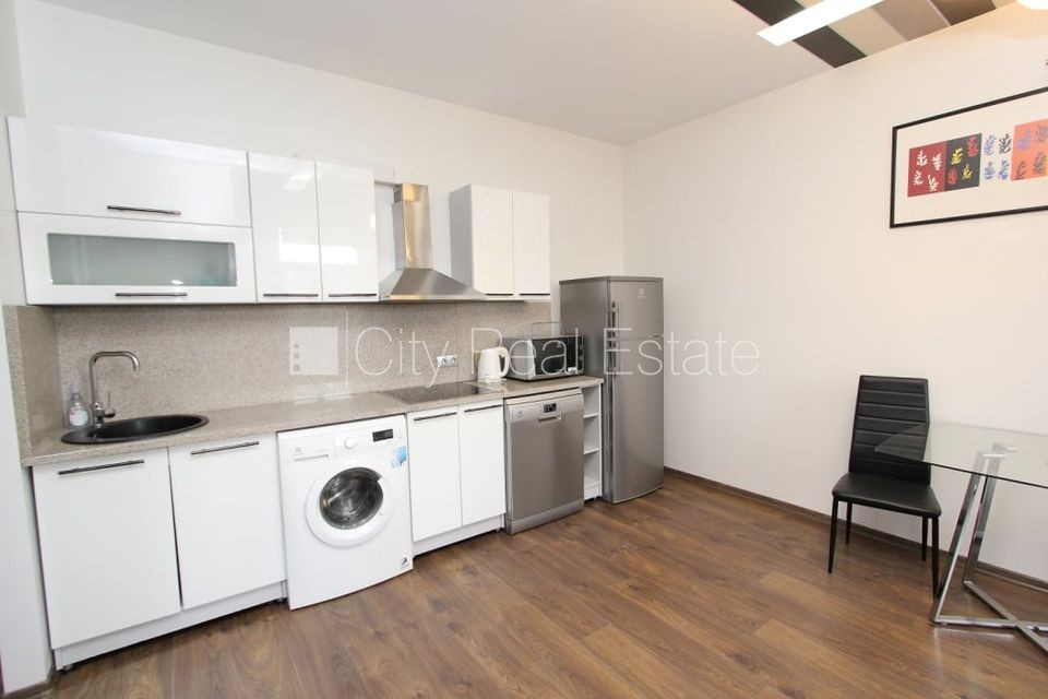 Sludinājumi. Projekts - Aleksandra Čaka 33, pagalma māja, renovēta māja, labiekārtots apzaļumots pagalms, ieeja Cena: 400 EUR/mēn Foto #2