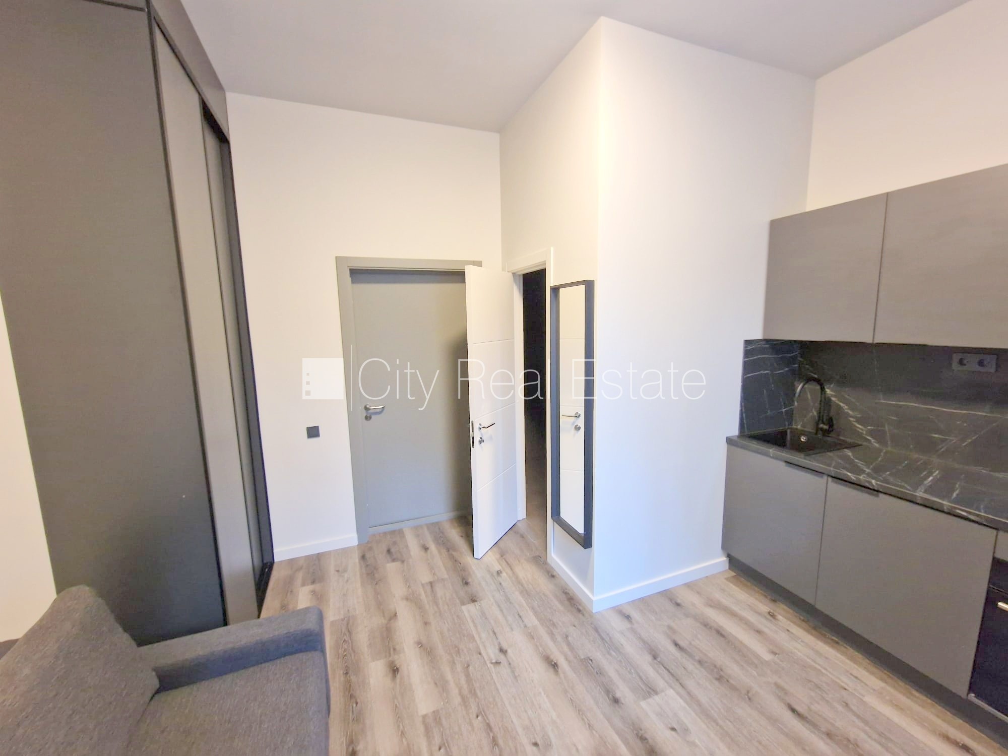 Sludinājumi. Pagalma ēka, renovēta māja, slēgts pagalms, ieeja no ielas un pagalma, kāpņu telpa pēc kapitālā Cena: 300 EUR/mēn Foto #5