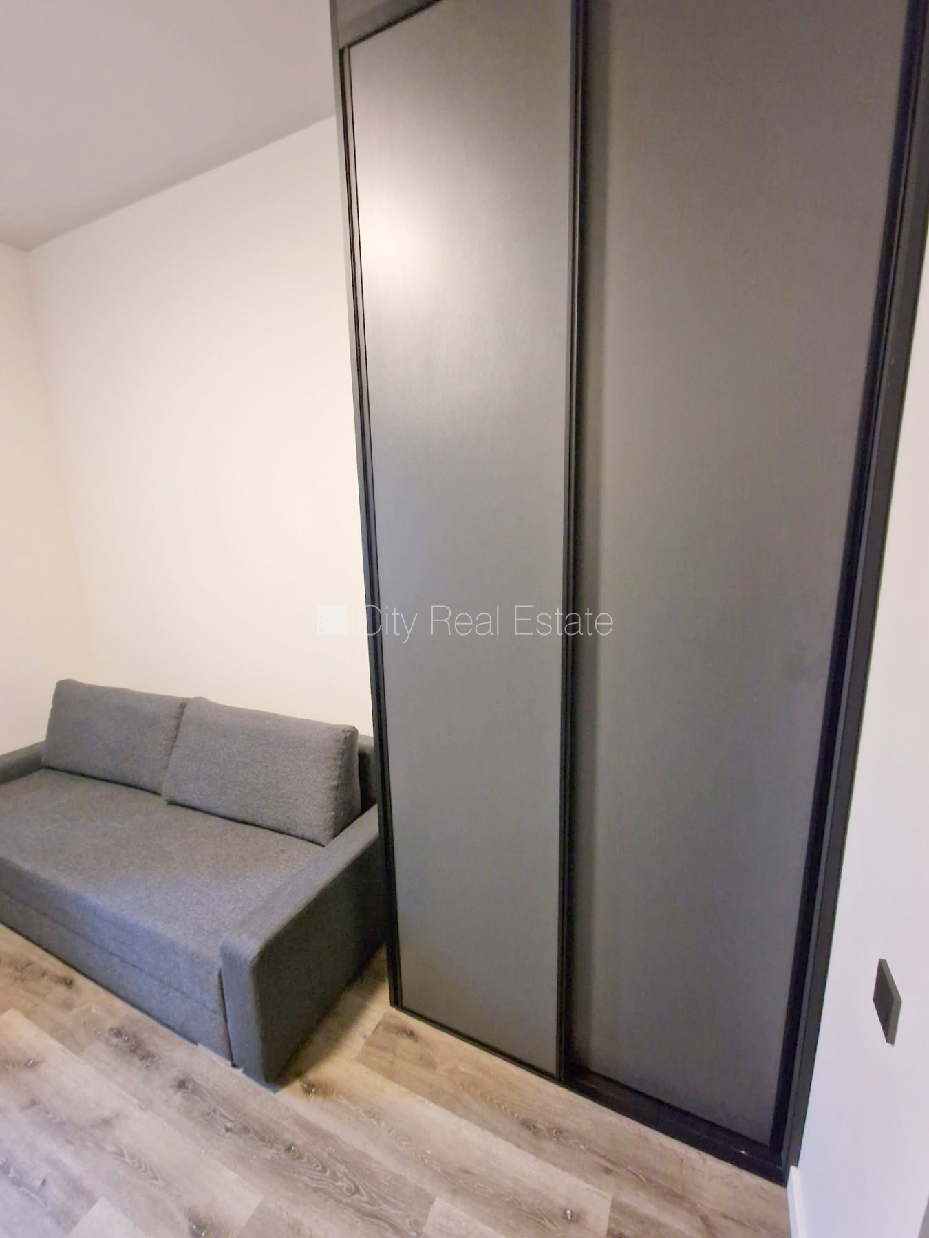 Sludinājumi. Pagalma ēka, renovēta māja, slēgts pagalms, ieeja no ielas un pagalma, kāpņu telpa pēc kapitālā Cena: 300 EUR/mēn Foto #7