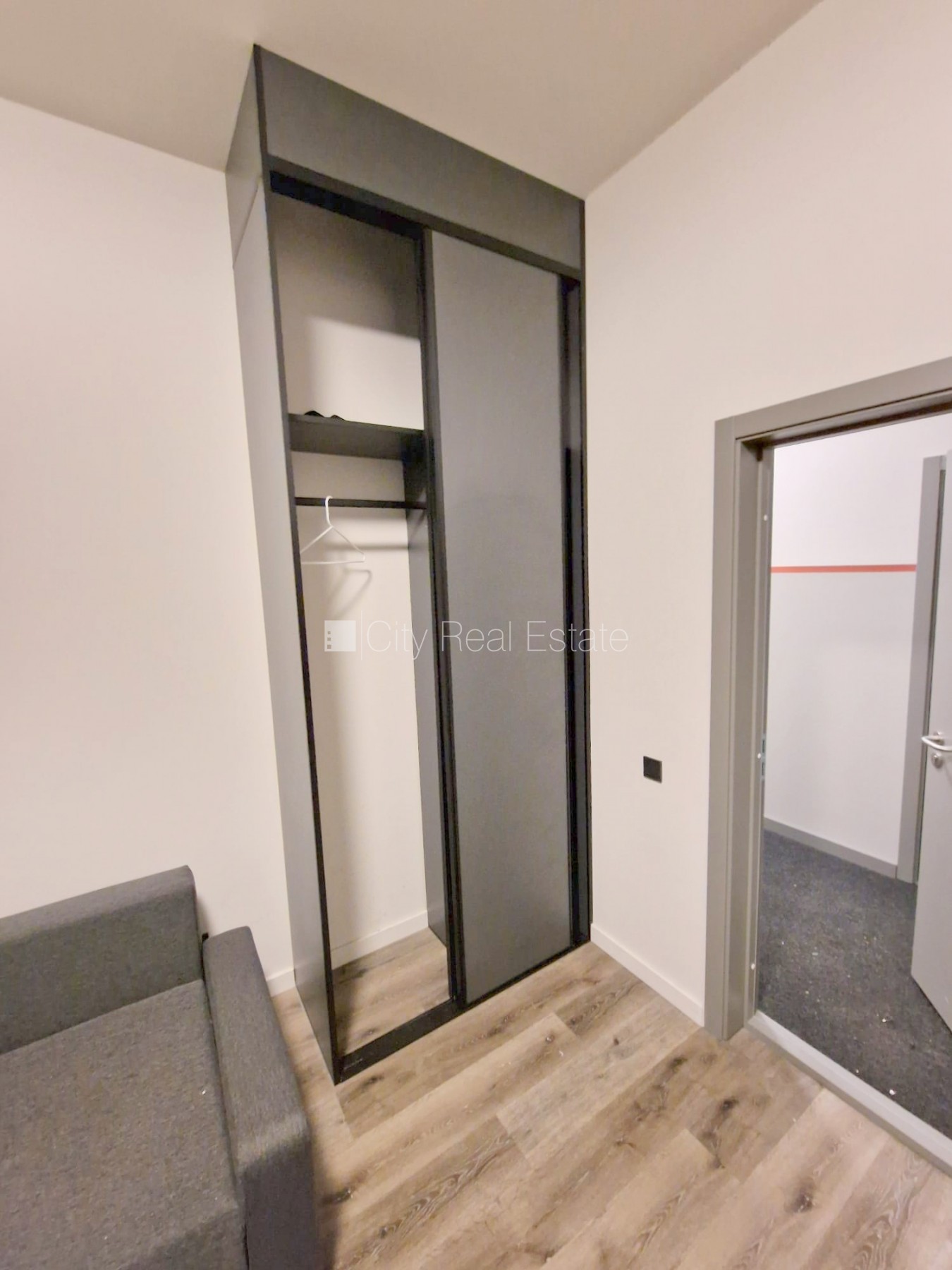 Sludinājumi. Pagalma ēka, renovēta māja, slēgts pagalms, ieeja no ielas un pagalma, kāpņu telpa pēc kapitālā Cena: 300 EUR/mēn Foto #13