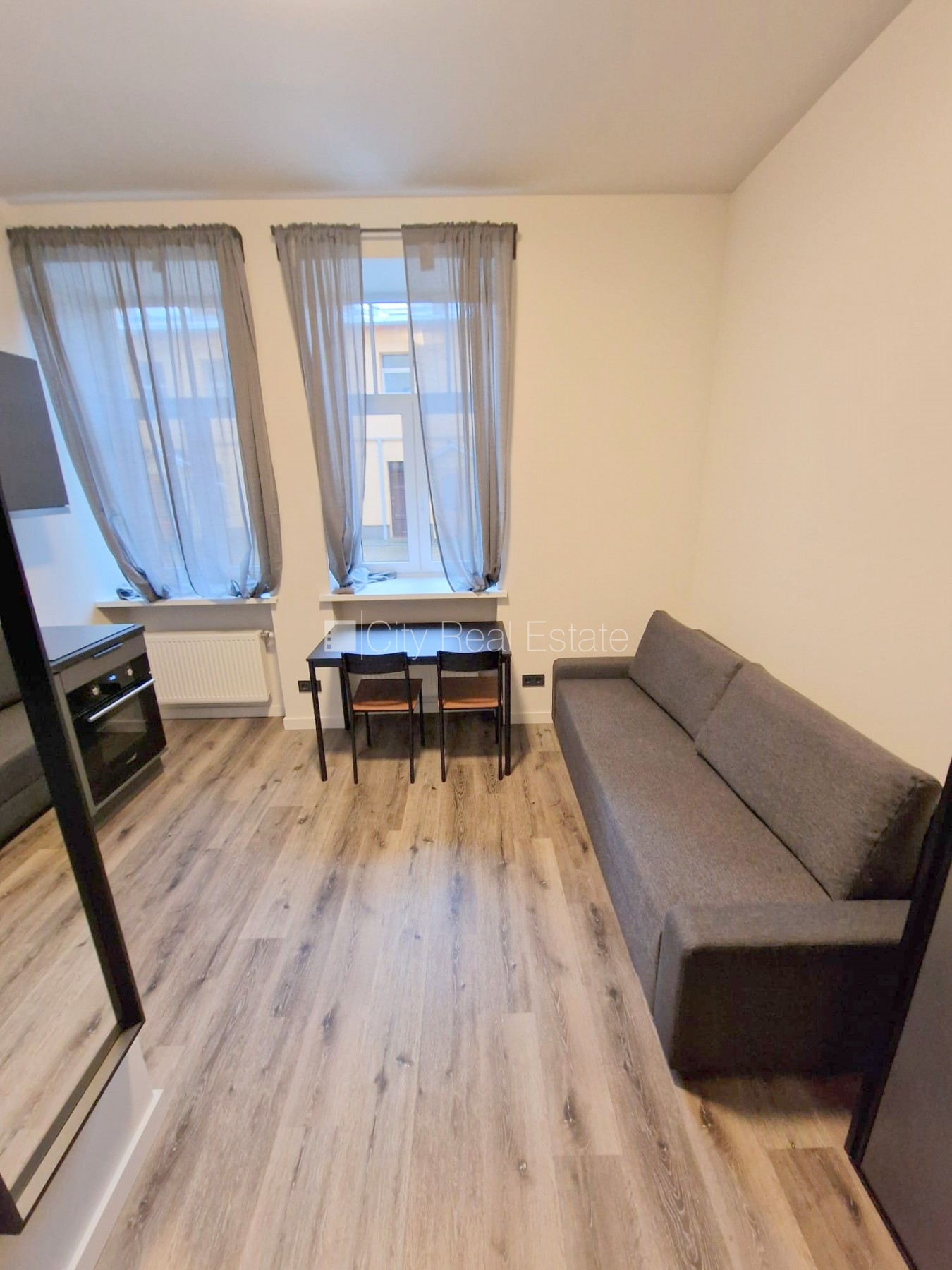 Sludinājumi. Pagalma ēka, renovēta māja, slēgts pagalms, ieeja no ielas un pagalma, kāpņu telpa pēc kapitālā Cena: 300 EUR/mēn Foto #9