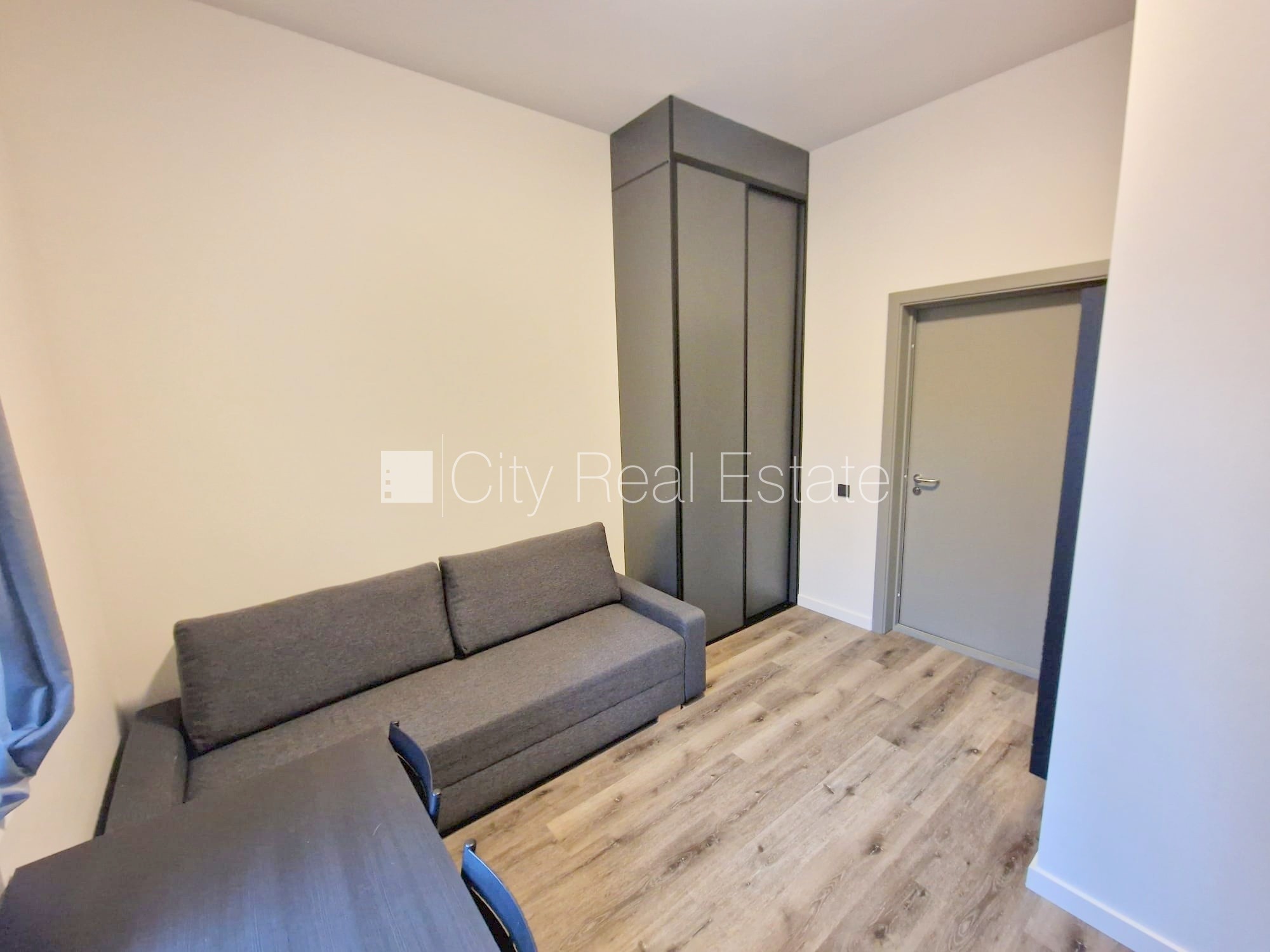 Sludinājumi. Pagalma ēka, renovēta māja, slēgts pagalms, ieeja no ielas un pagalma, kāpņu telpa pēc kapitālā Cena: 300 EUR/mēn Foto #1