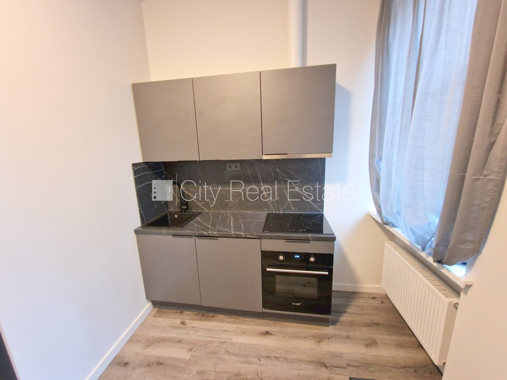 Sludinājumi. Pagalma ēka, renovēta māja, slēgts pagalms, ieeja no ielas un pagalma, kāpņu telpa pēc kapitālā Cena: 300 EUR/mēn Foto #8