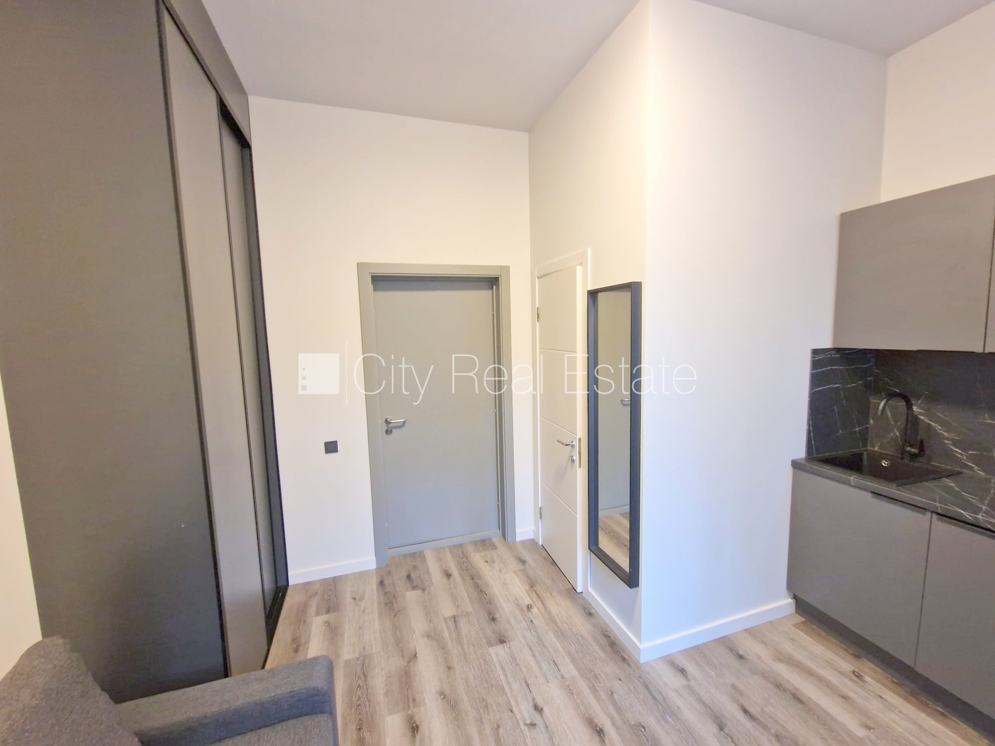 Sludinājumi. Pagalma ēka, renovēta māja, slēgts pagalms, ieeja no ielas un pagalma, kāpņu telpa pēc kapitālā Cena: 300 EUR/mēn Foto #10