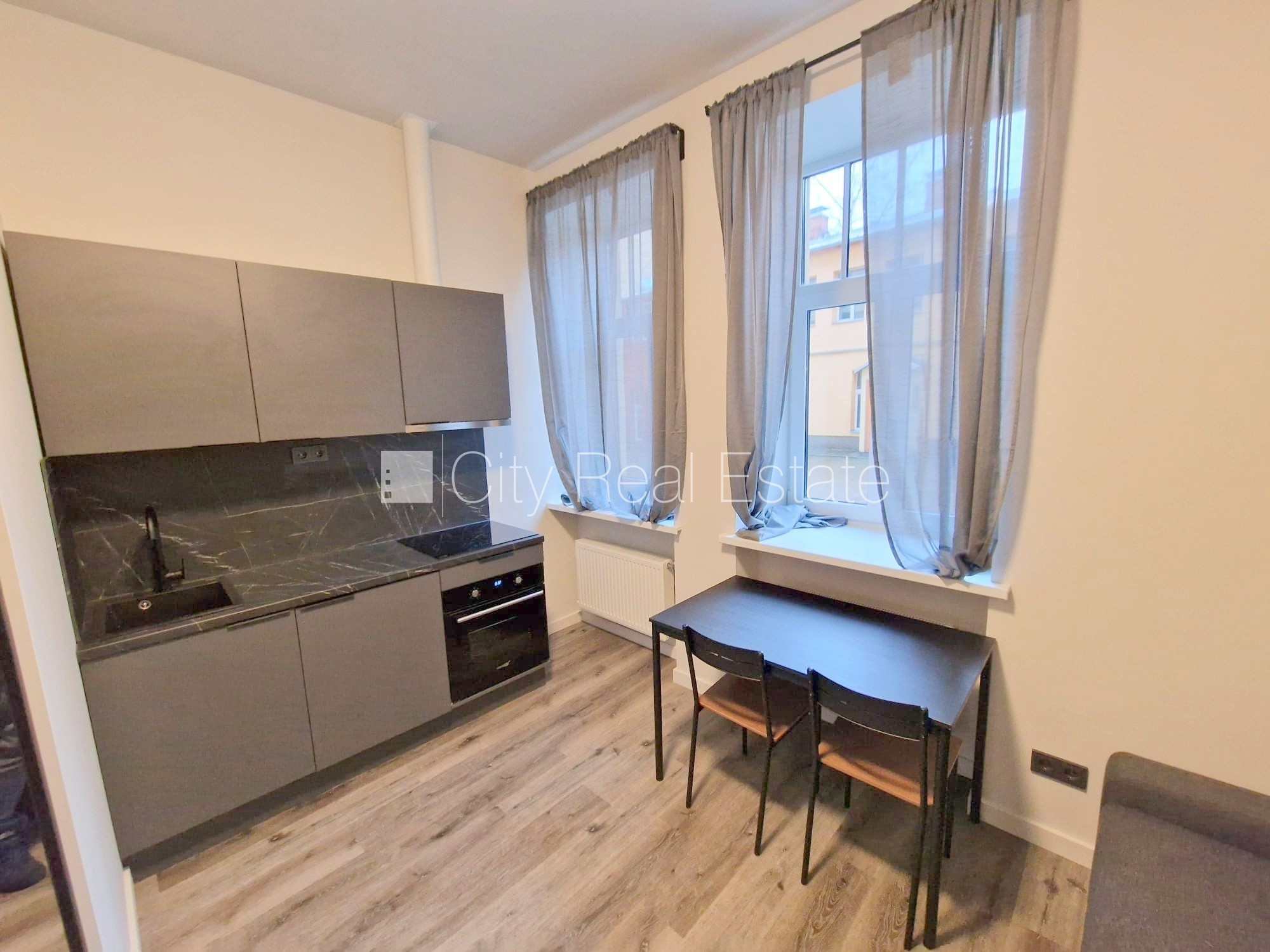 Sludinājumi. Pagalma ēka, renovēta māja, slēgts pagalms, ieeja no ielas un pagalma, kāpņu telpa pēc kapitālā Cena: 300 EUR/mēn Foto #3