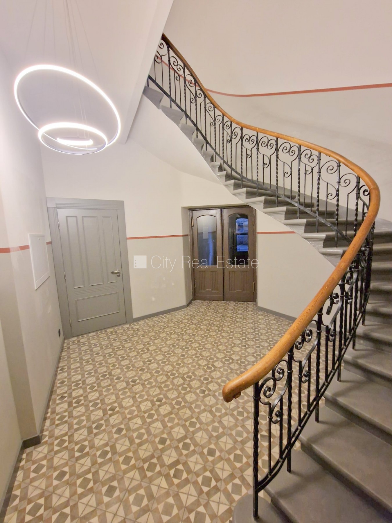 Sludinājumi. Pagalma ēka, renovēta māja, slēgts pagalms, ieeja no ielas un pagalma, kāpņu telpa pēc kapitālā Cena: 300 EUR/mēn Foto #17