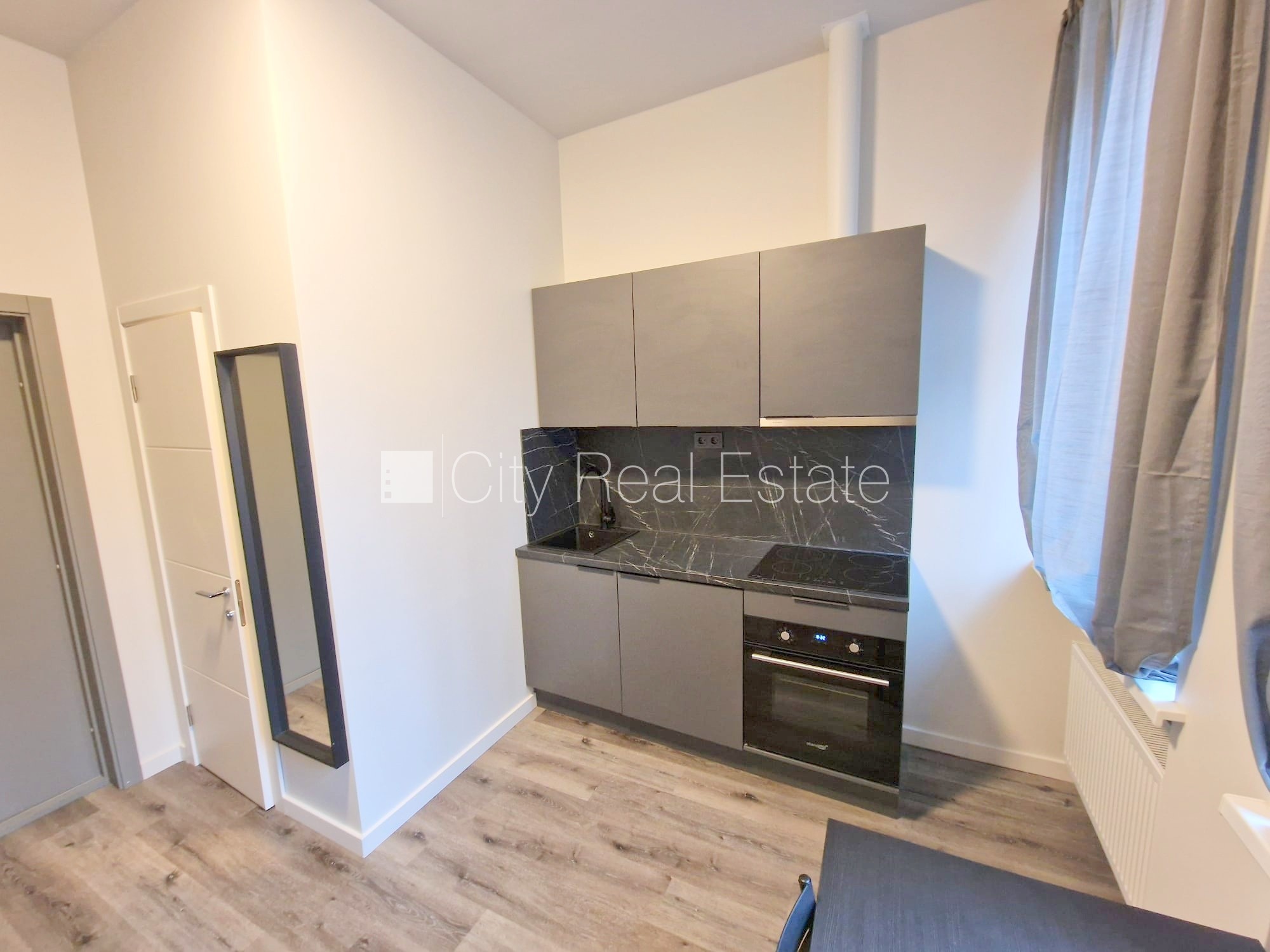 Sludinājumi. Pagalma ēka, renovēta māja, slēgts pagalms, ieeja no ielas un pagalma, kāpņu telpa pēc kapitālā Cena: 300 EUR/mēn Foto #12