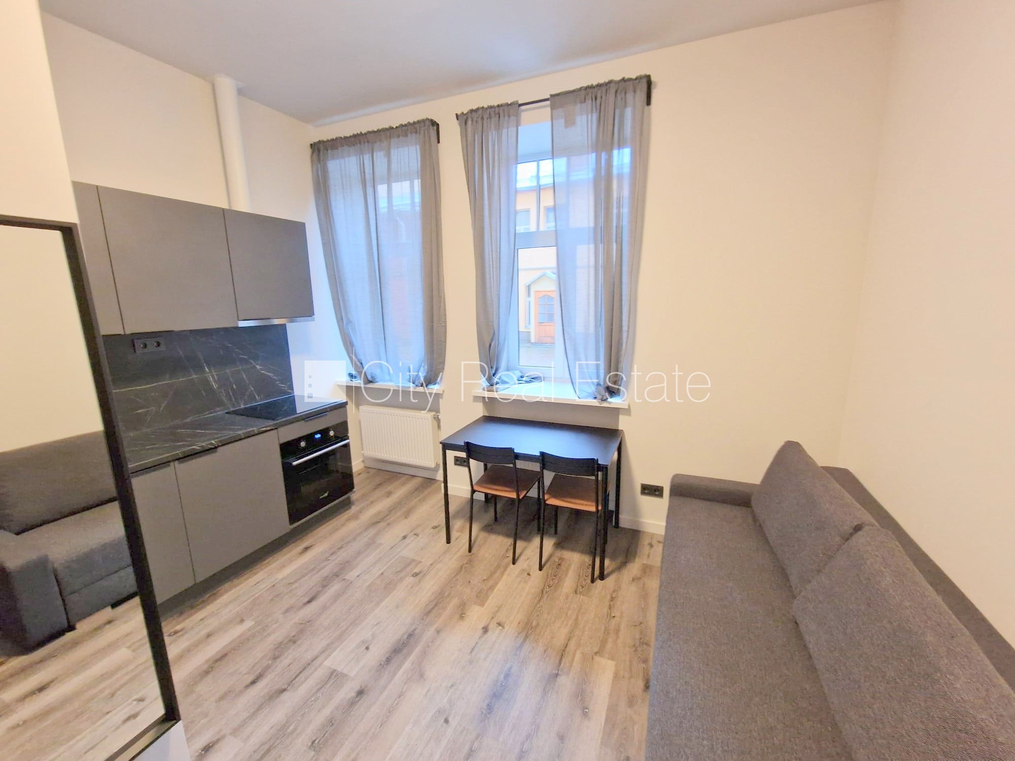 Sludinājumi. Pagalma ēka, renovēta māja, slēgts pagalms, ieeja no ielas un pagalma, kāpņu telpa pēc kapitālā Cena: 300 EUR/mēn Foto #4