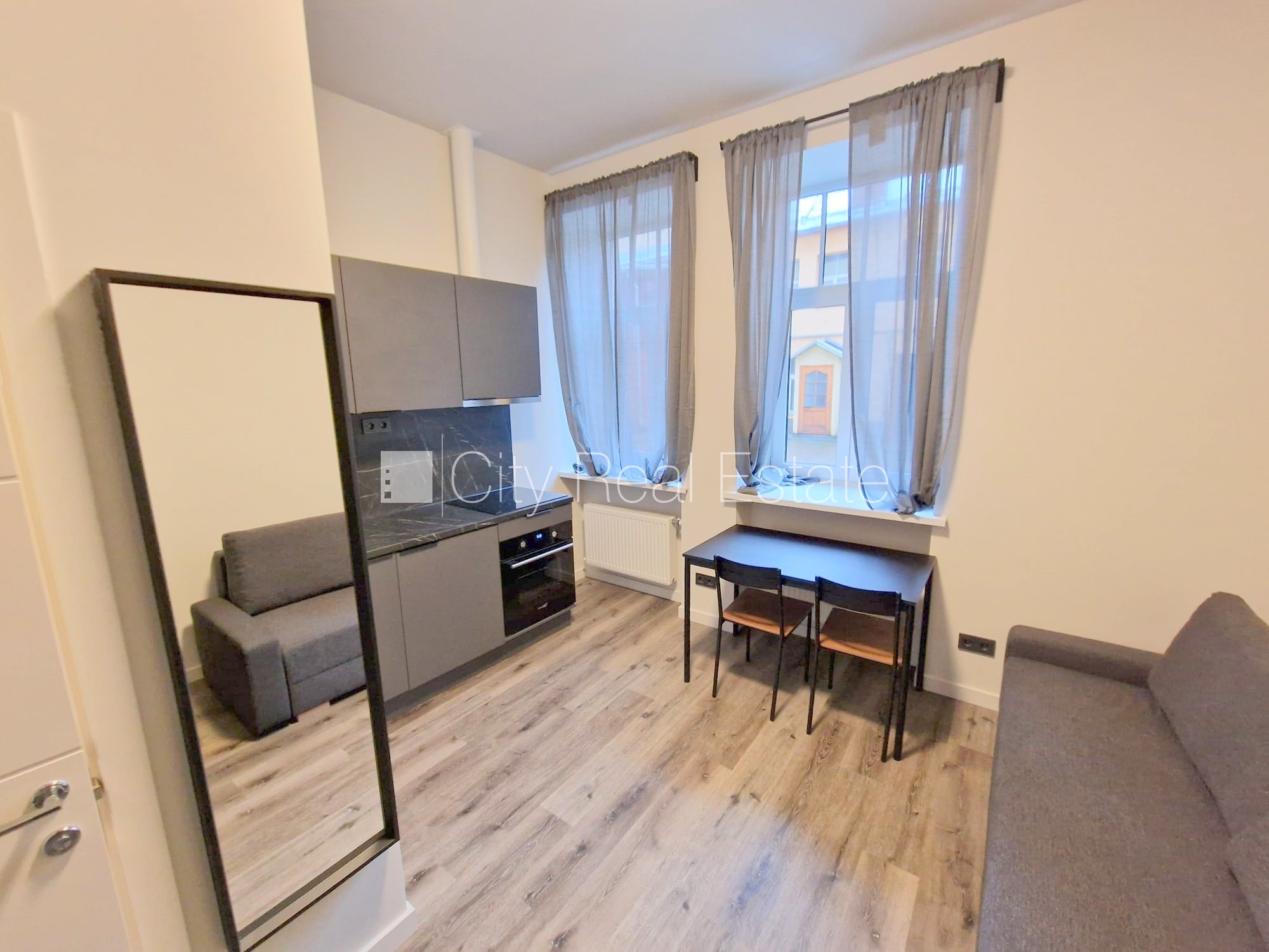 Sludinājumi. Pagalma ēka, renovēta māja, slēgts pagalms, ieeja no ielas un pagalma, kāpņu telpa pēc kapitālā Cena: 300 EUR/mēn Foto #2