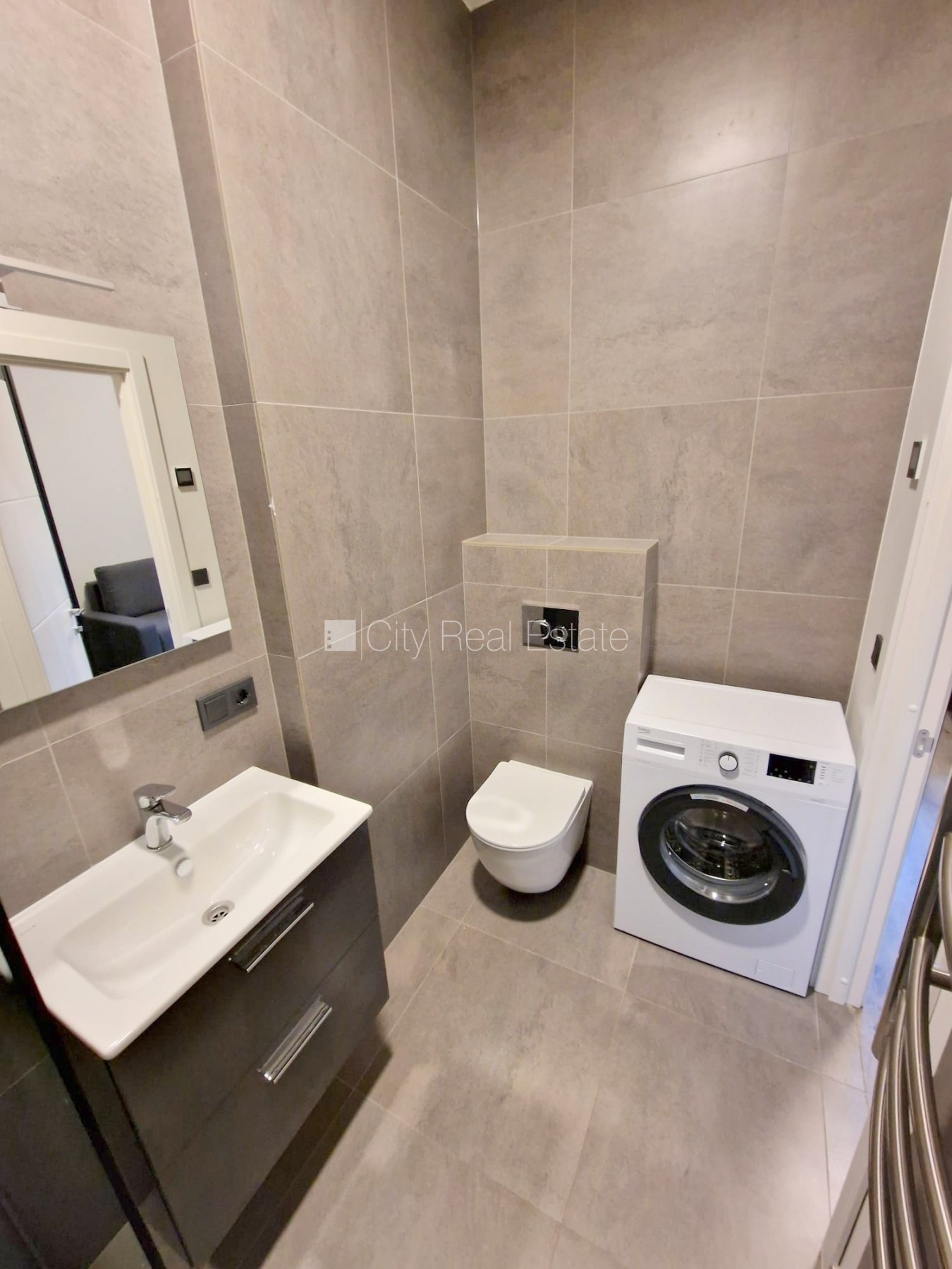 Sludinājumi. Pagalma ēka, renovēta māja, slēgts pagalms, ieeja no ielas un pagalma, kāpņu telpa pēc kapitālā Cena: 300 EUR/mēn Foto #14