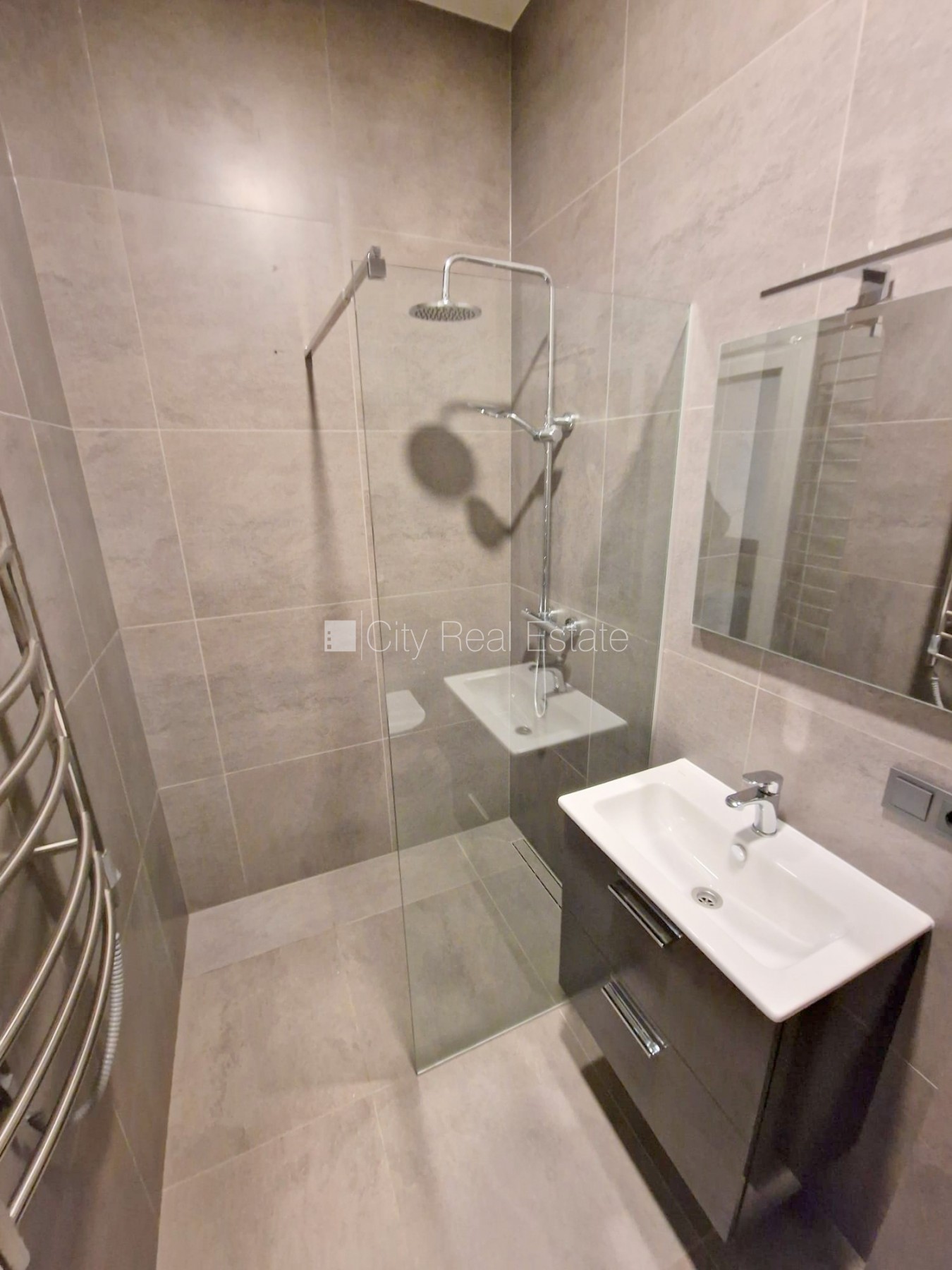 Sludinājumi. Pagalma ēka, renovēta māja, slēgts pagalms, ieeja no ielas un pagalma, kāpņu telpa pēc kapitālā Cena: 300 EUR/mēn Foto #16