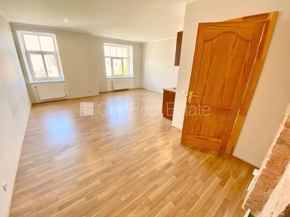 Объявление. Фасадный дом, реновированный дом, закрытый двор, вход с улицы, лестничная клетка после Цена: 300 EUR/мес. Foto #3