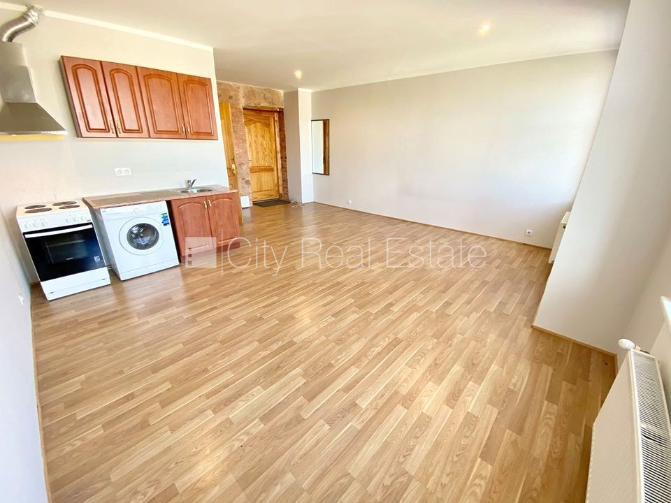 Объявление. Фасадный дом, реновированный дом, закрытый двор, вход с улицы, лестничная клетка после Цена: 300 EUR/мес. Foto #2