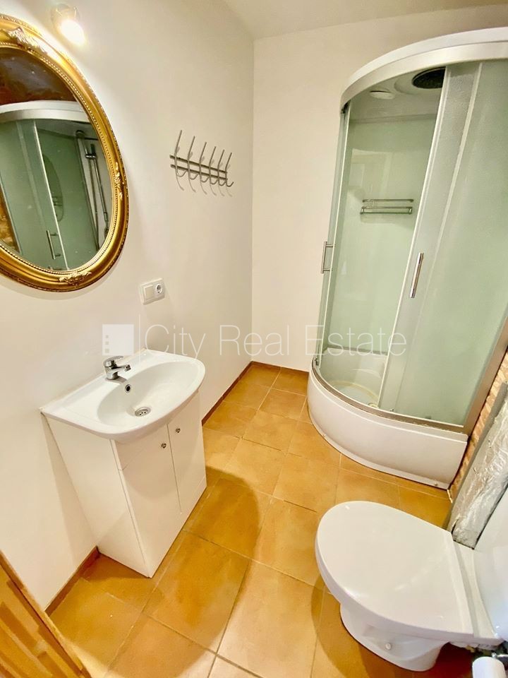 Объявление. Фасадный дом, реновированный дом, закрытый двор, вход с улицы, лестничная клетка после Цена: 300 EUR/мес. Foto #5