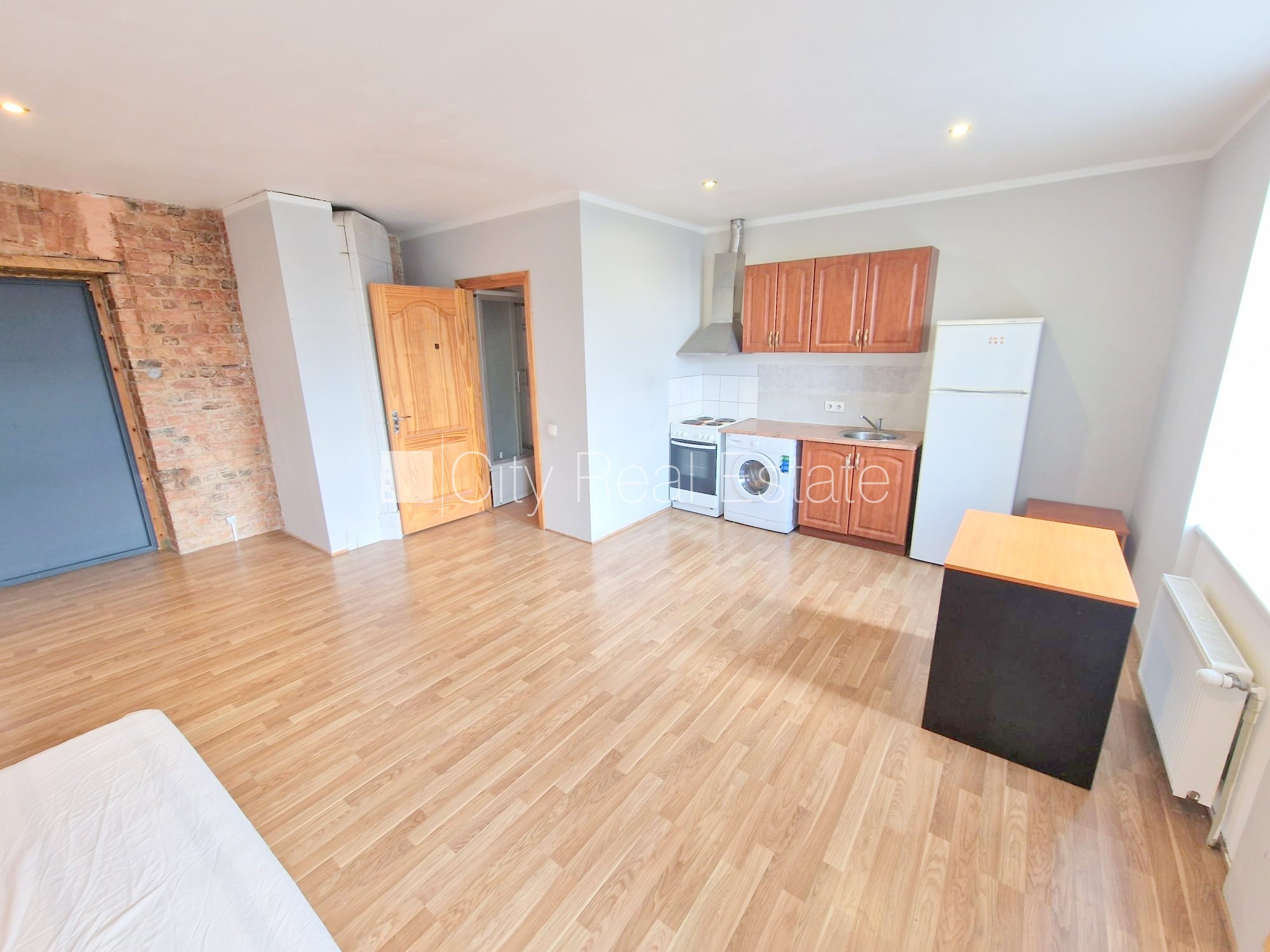 Объявление. Фасадный дом, реновированный дом, закрытый двор, вход с улицы, лестничная клетка после Цена: 320 EUR/мес. Foto #3