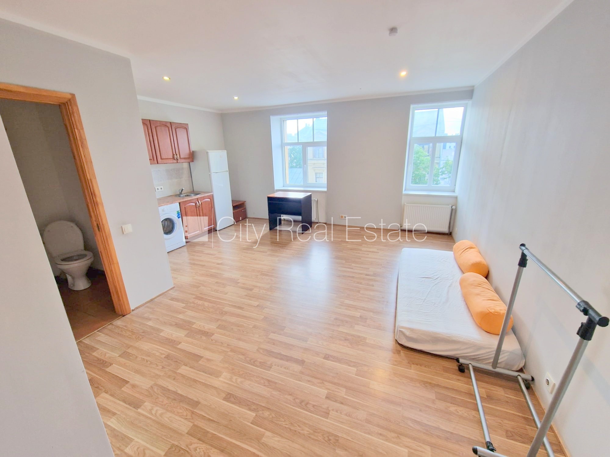 Объявление. Фасадный дом, реновированный дом, закрытый двор, вход с улицы, лестничная клетка после Цена: 320 EUR/мес. Foto #2