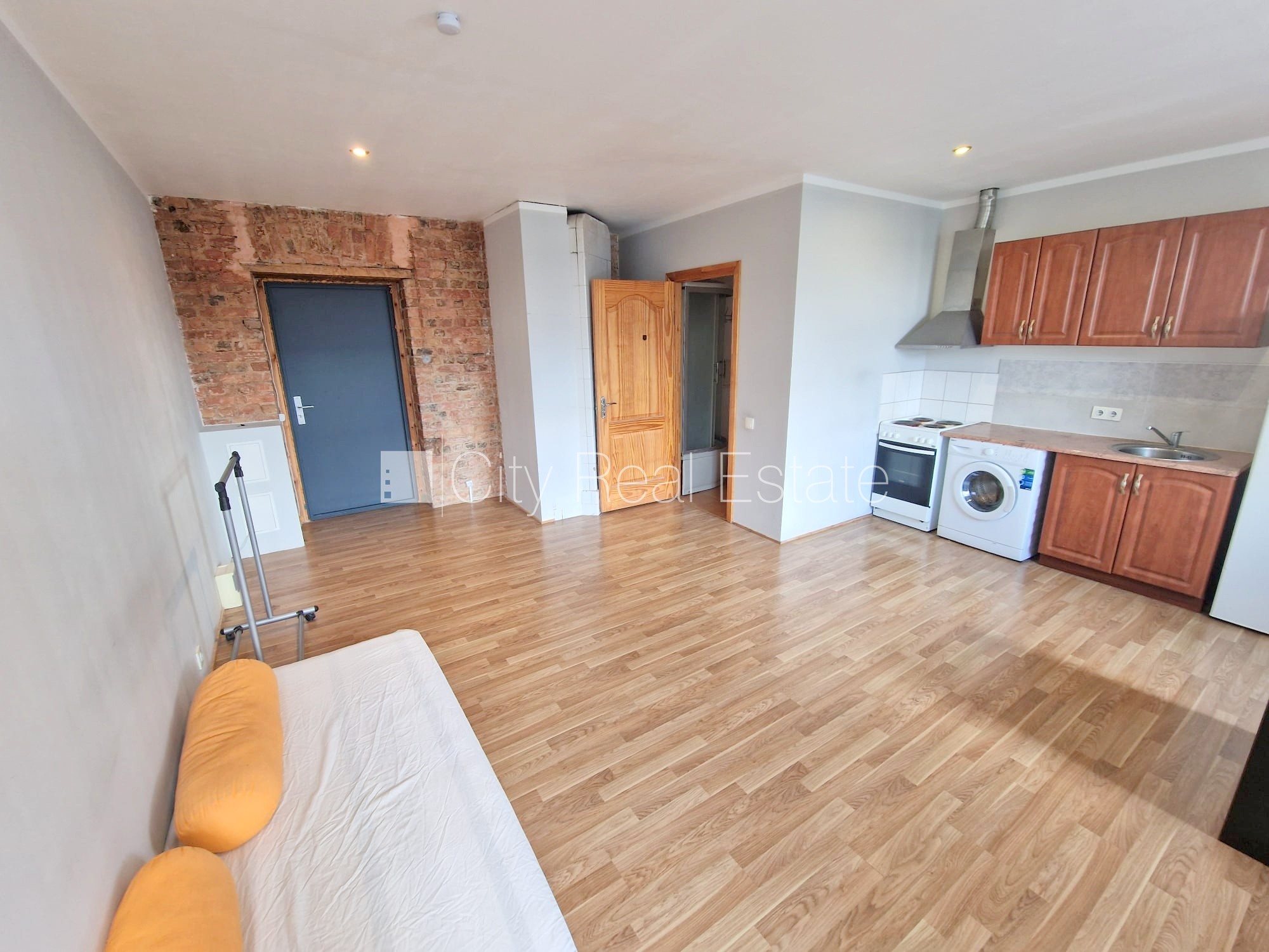 Объявление. Фасадный дом, реновированный дом, закрытый двор, вход с улицы, лестничная клетка после Цена: 320 EUR/мес. Foto #4