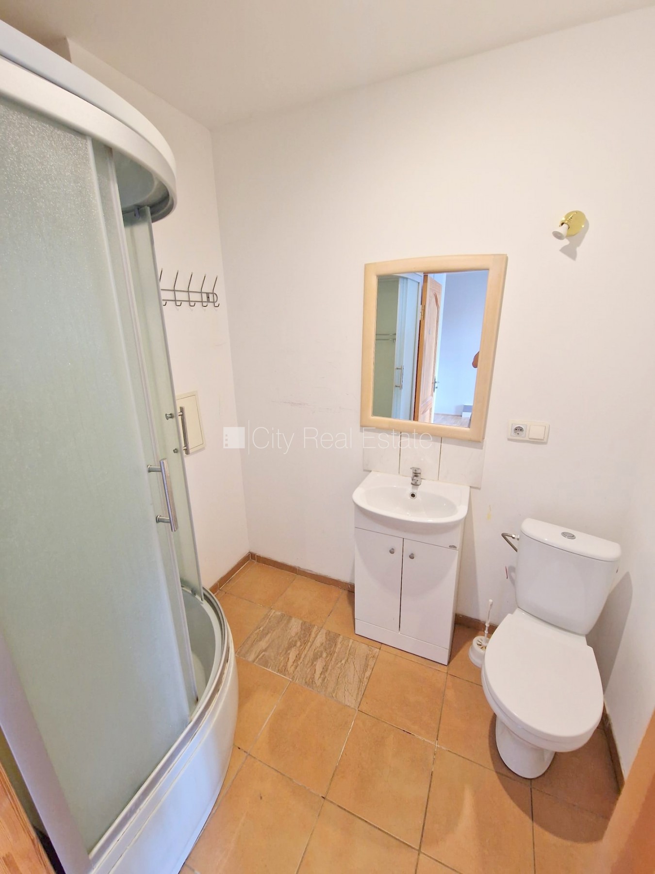 Объявление. Фасадный дом, реновированный дом, закрытый двор, вход с улицы, лестничная клетка после Цена: 320 EUR/мес. Foto #9