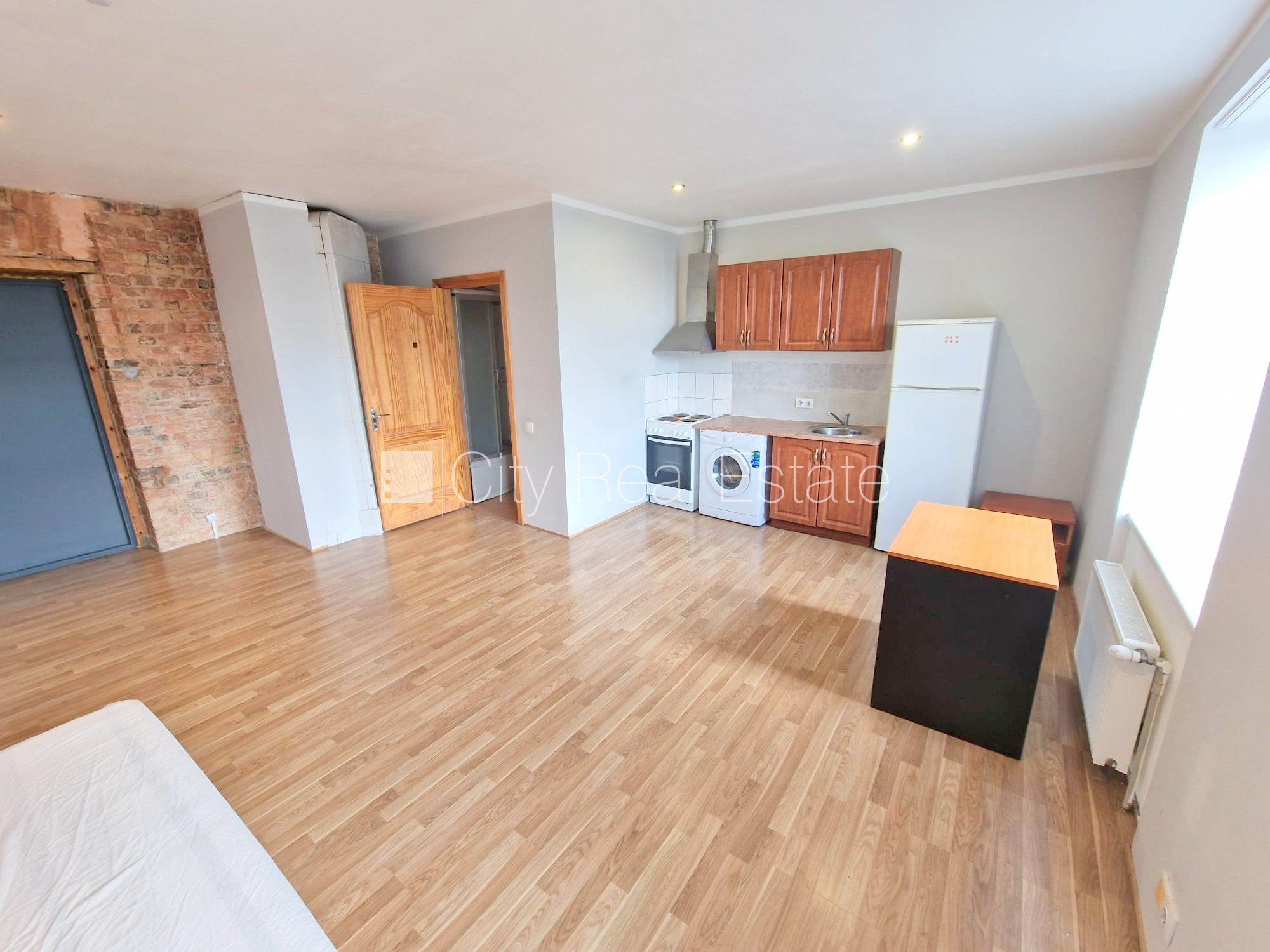 Объявление. Фасадный дом, реновированный дом, закрытый двор, вход с улицы, лестничная клетка после Цена: 320 EUR/мес. Foto #5