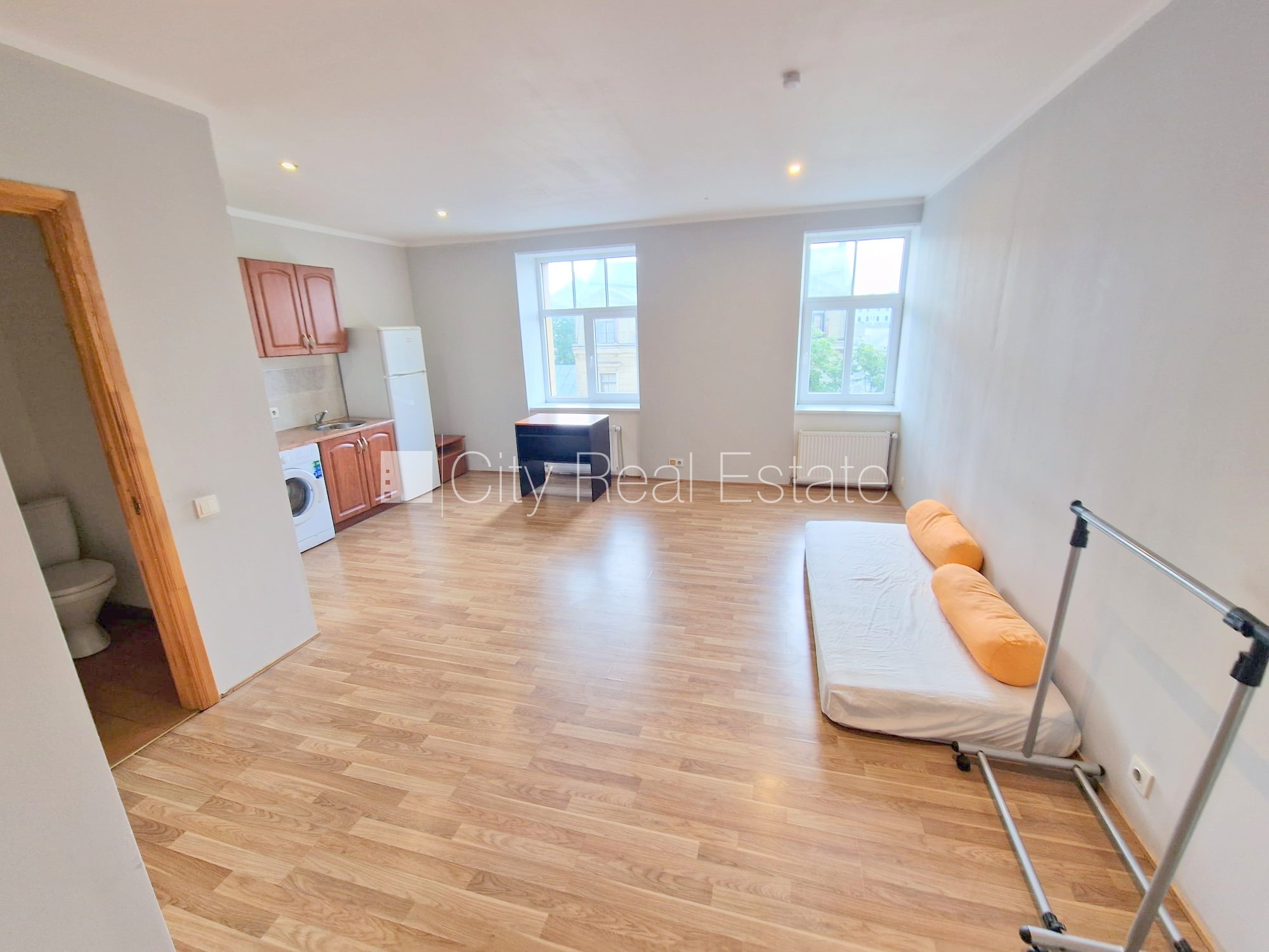 Объявление. Фасадный дом, реновированный дом, закрытый двор, вход с улицы, лестничная клетка после Цена: 320 EUR/мес. Foto #6