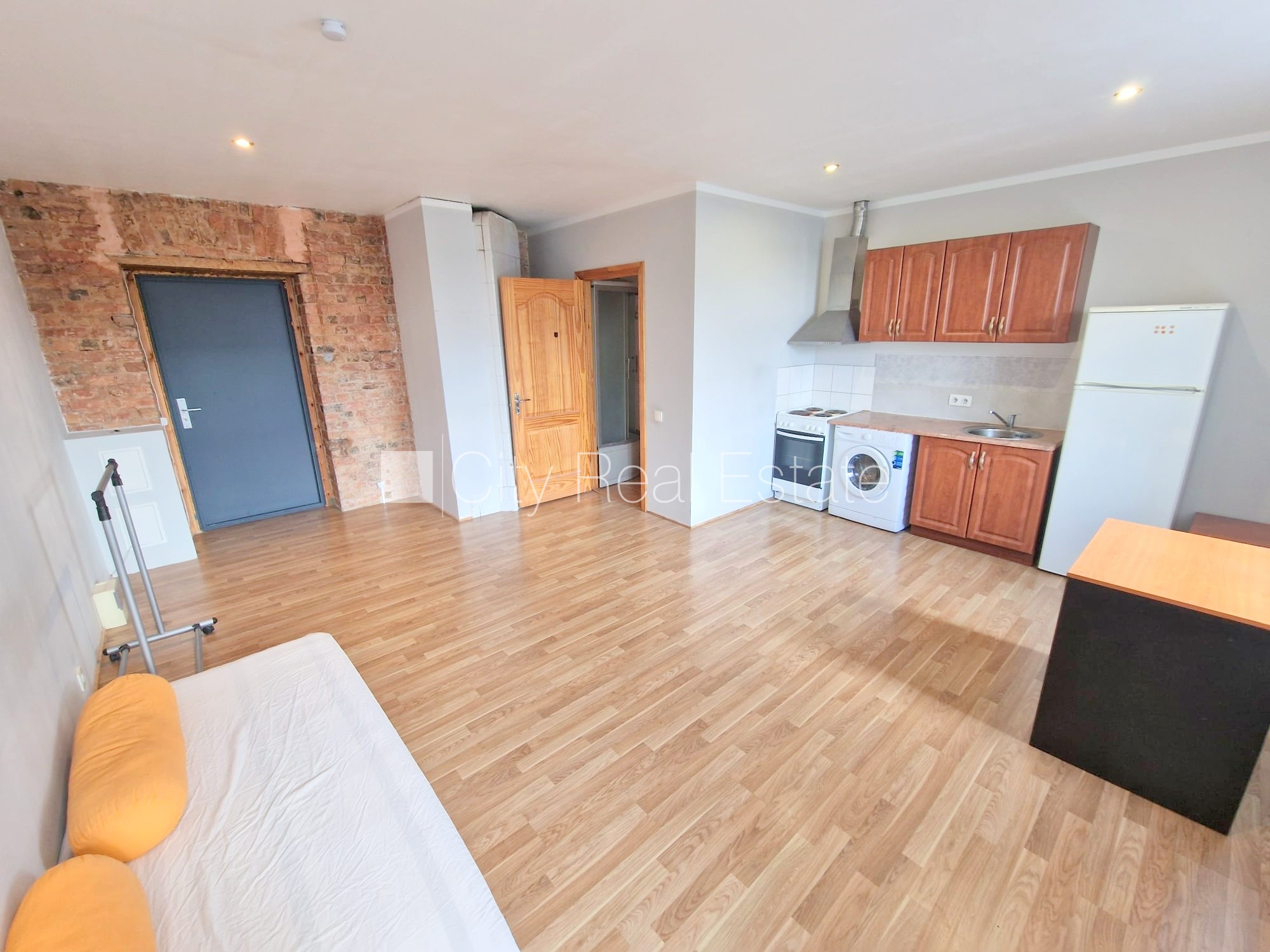 Объявление. Фасадный дом, реновированный дом, закрытый двор, вход с улицы, лестничная клетка после Цена: 320 EUR/мес. Foto #8