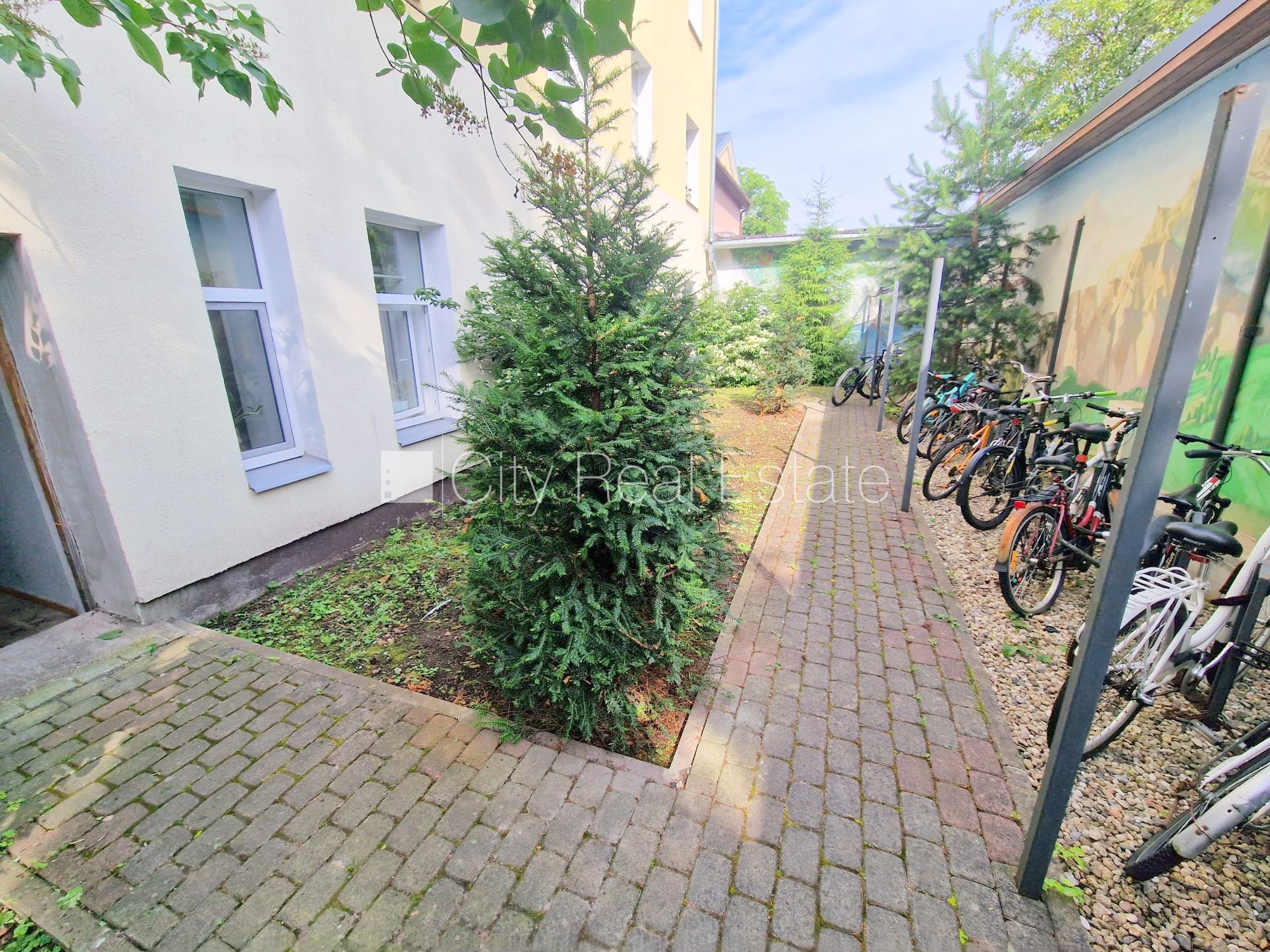 Объявление. Фасадный дом, реновированный дом, закрытый двор, вход с улицы, лестничная клетка после Цена: 320 EUR/мес. Foto #12